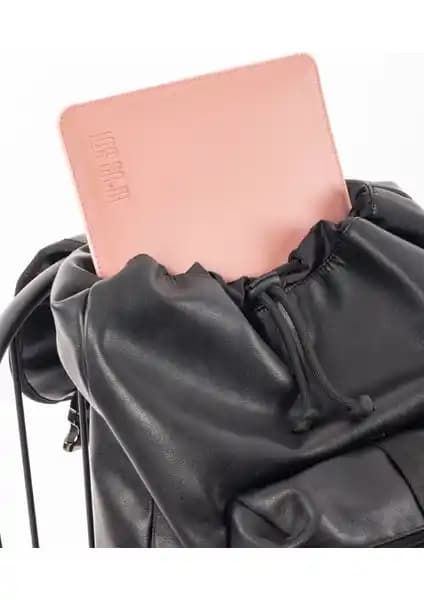 Los Caja Minimalist Laptop Kılıfı Sürdürülebilir Malzeme ve Şık Tasarım Özellikleriyle