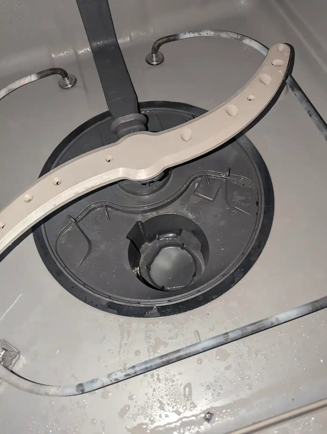 Bulaşık Makinesi Tahliye ve Filtre Sorunları: Su Birikimi, Hava Boşluğu ve Bakım Yöntemleri