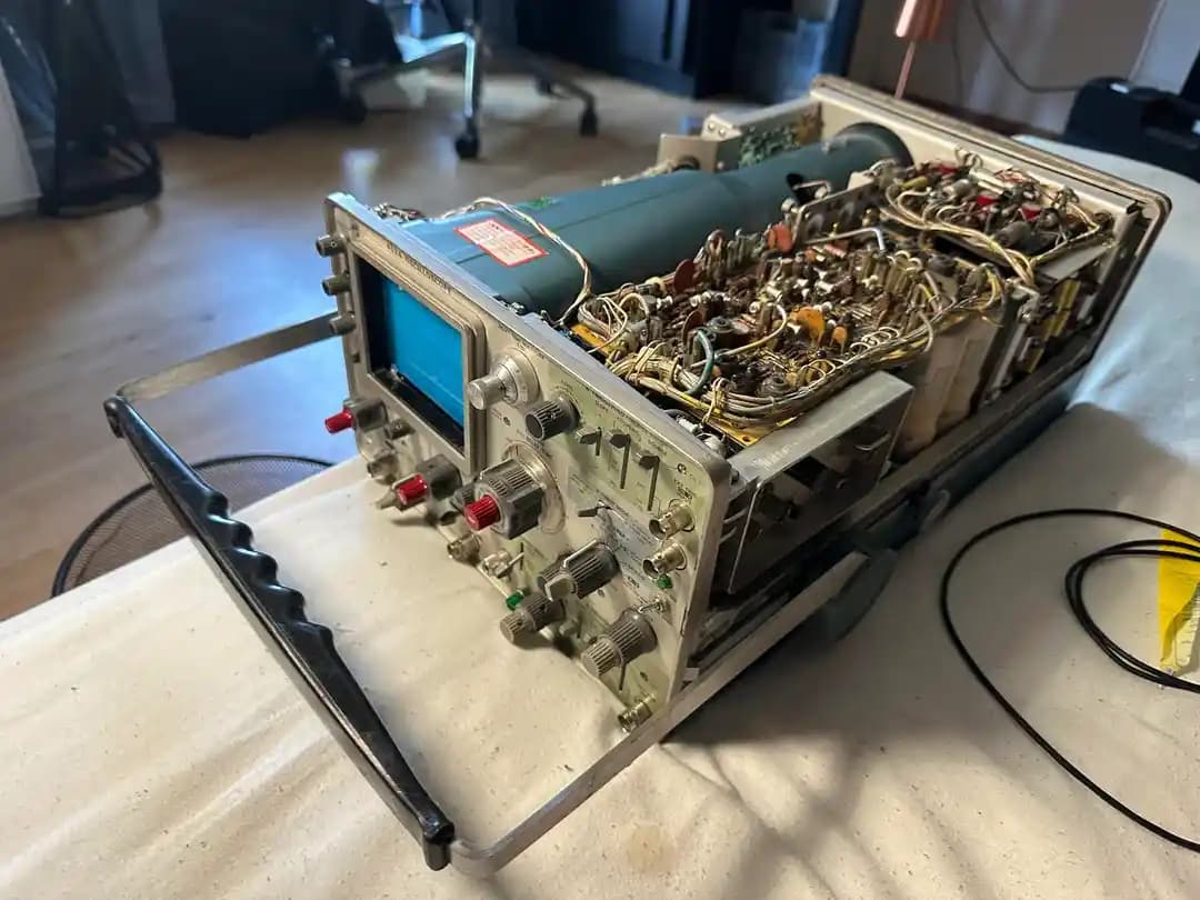 Tektronix 453A Osiloskopunun İç Yapısı ve Teknik Özellikleri Üzerine Detaylı İnceleme