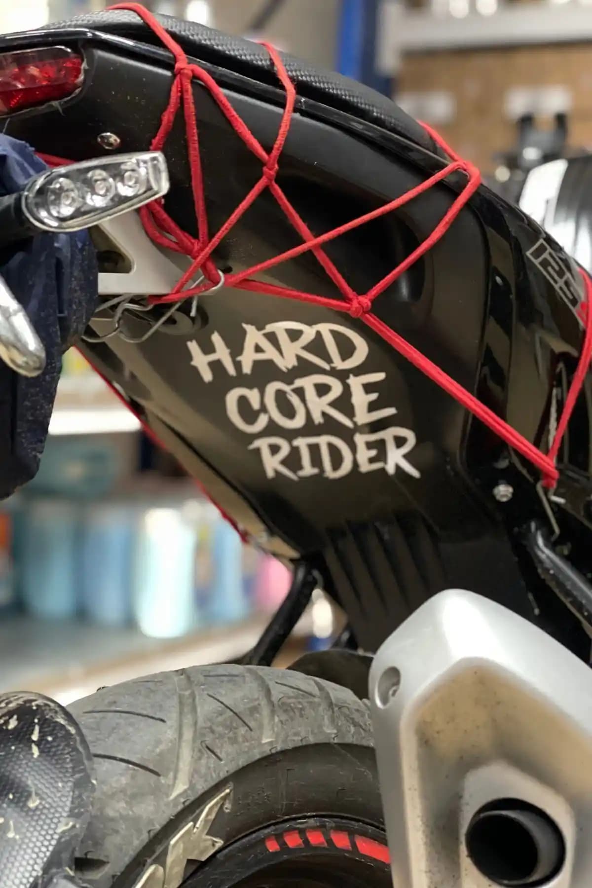 Banxtre Beyaz Dekoratif Motosiklet Stickerı Estetik ve Dayanıklı Tasarım Özellikleri