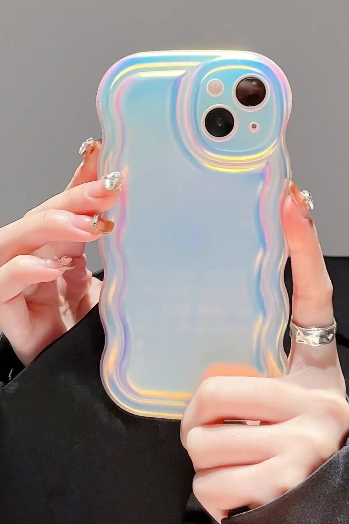 iPhone 13 ve Hologram Kılıf: Estetik Tasarım ile Fonksiyonel Koruma Dengesi