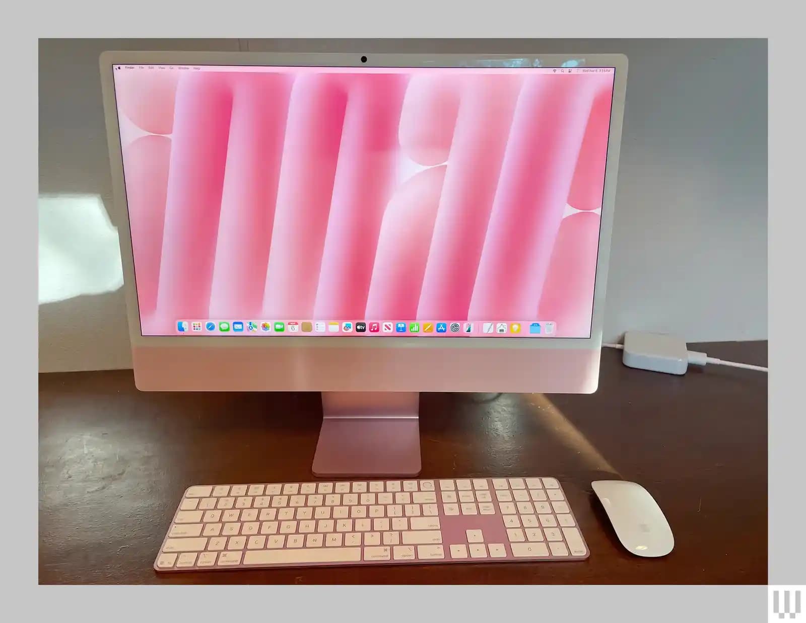 Pembe iMac: Estetik ve Güç Bir Arada Sunan Modern Tasarım ve Yüksek Performanslı Bilgisayar