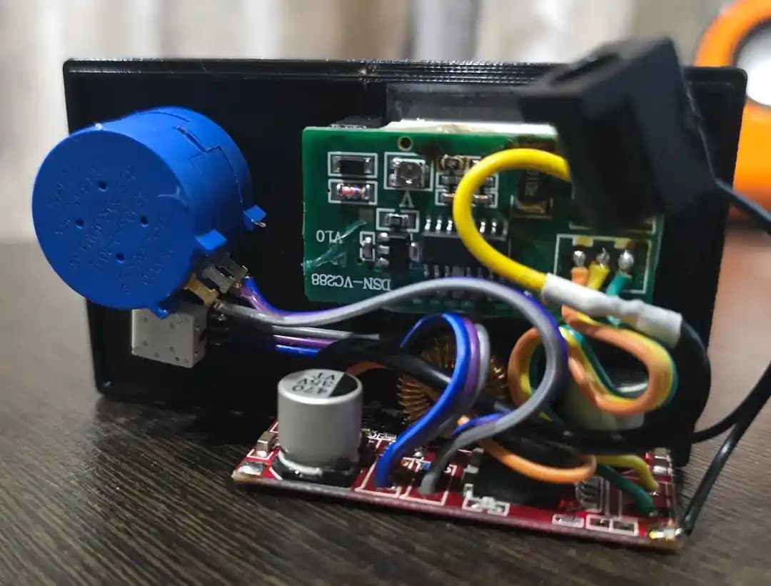 Basit ve Modüler Ayarlanabilir Seyahat Güç Kaynağı Tasarımı ve Uygulamaları