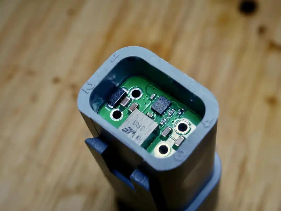 Deutsch Konnektör İçinde Mini Adım Düşürücü Konvertör Tasarımı ve Kullanımı: Dayanıklılık ve Isı Yönetimi