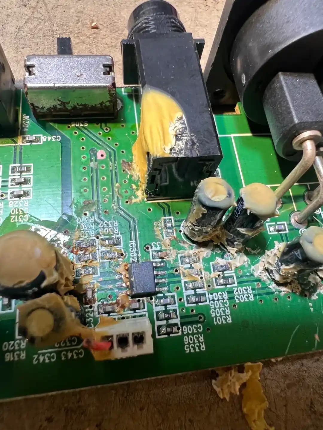 Elektronik Onarımında Yapışkan Malzemelerin Zorlukları ve Kullanım Amaçları Üzerine Analiz