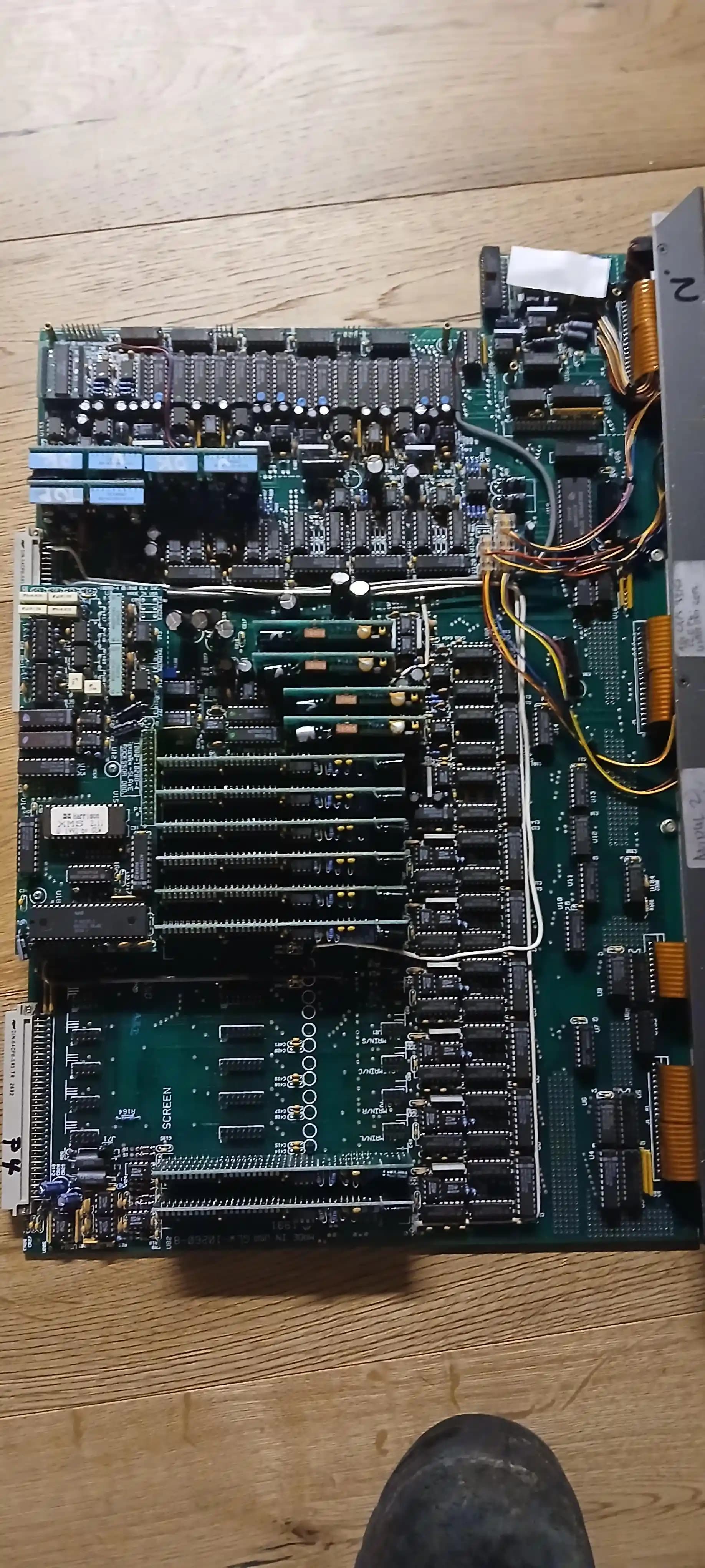 Harrison Series Ten B Analog Ses Mikseri: Analog Elektroniğin Karmaşıklığı ve Tasarımı