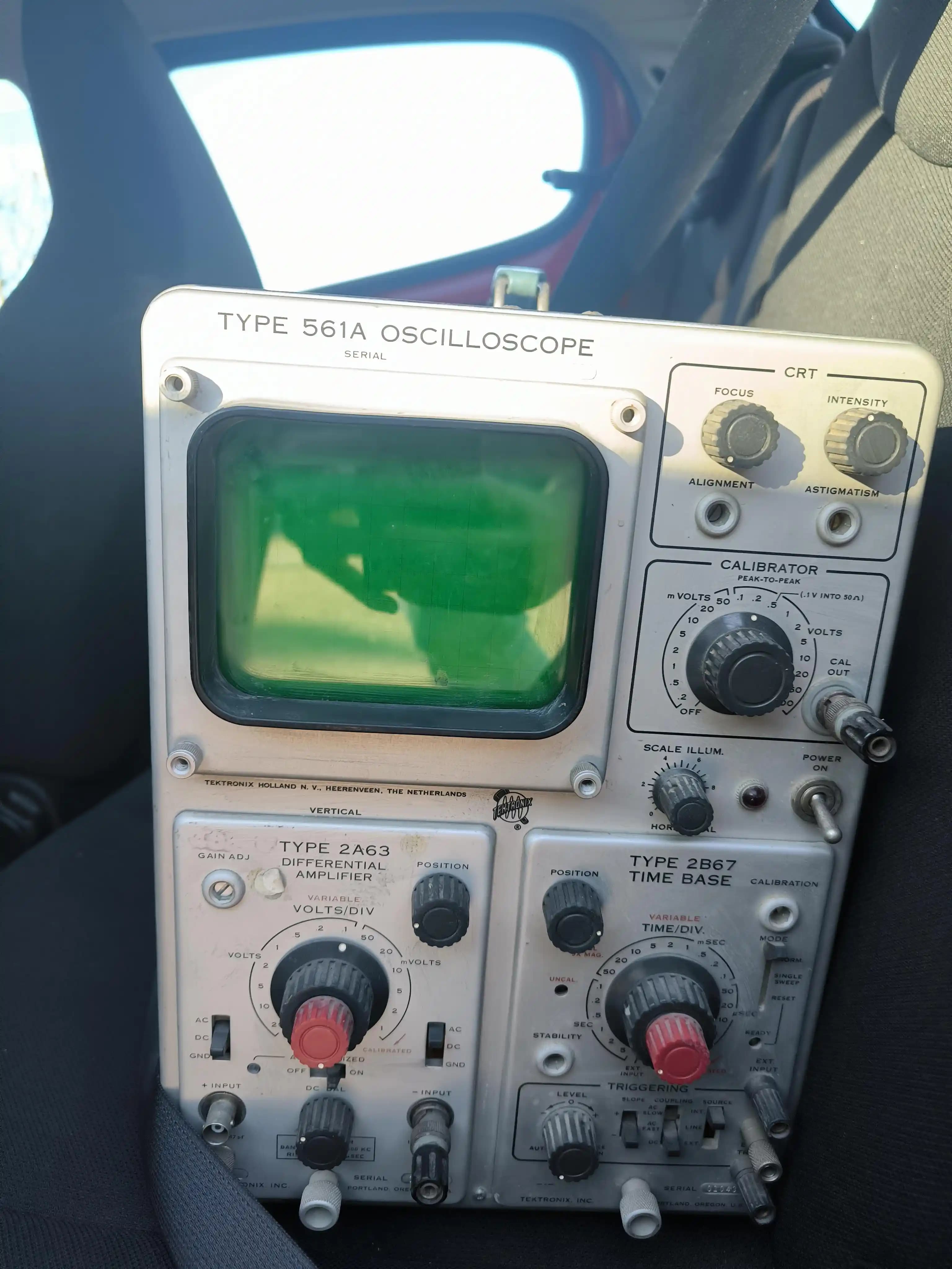 Tektronix 516A Osiloskop: 1970'lerin Dayanıklı ve Modüler Elektronik Ölçüm Cihazı