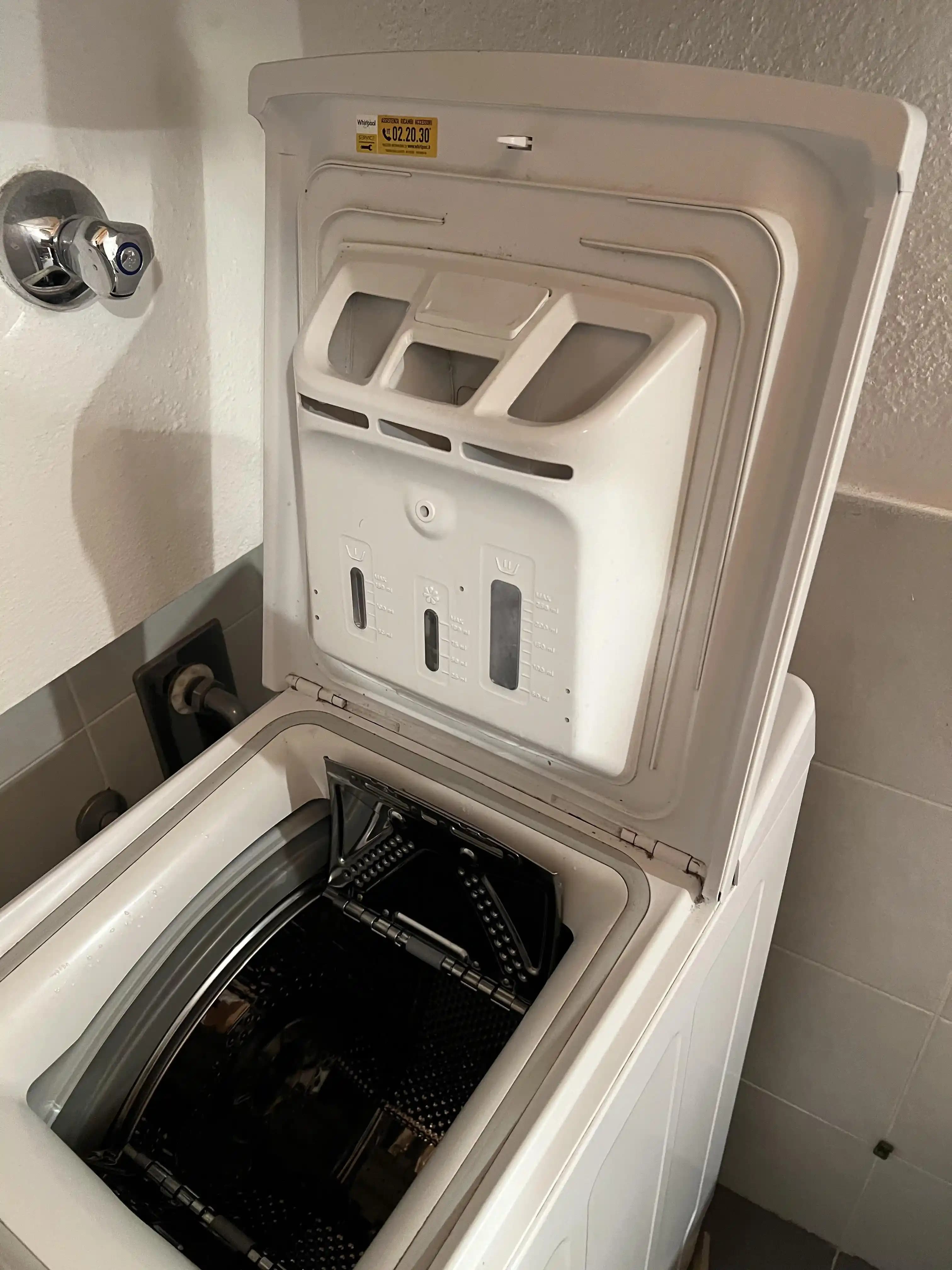 Üstten Yüklemeli Çamaşır Makinesinde Deterjan ve Yumuşatıcı Sorunlarının Nedenleri ve Çözümleri