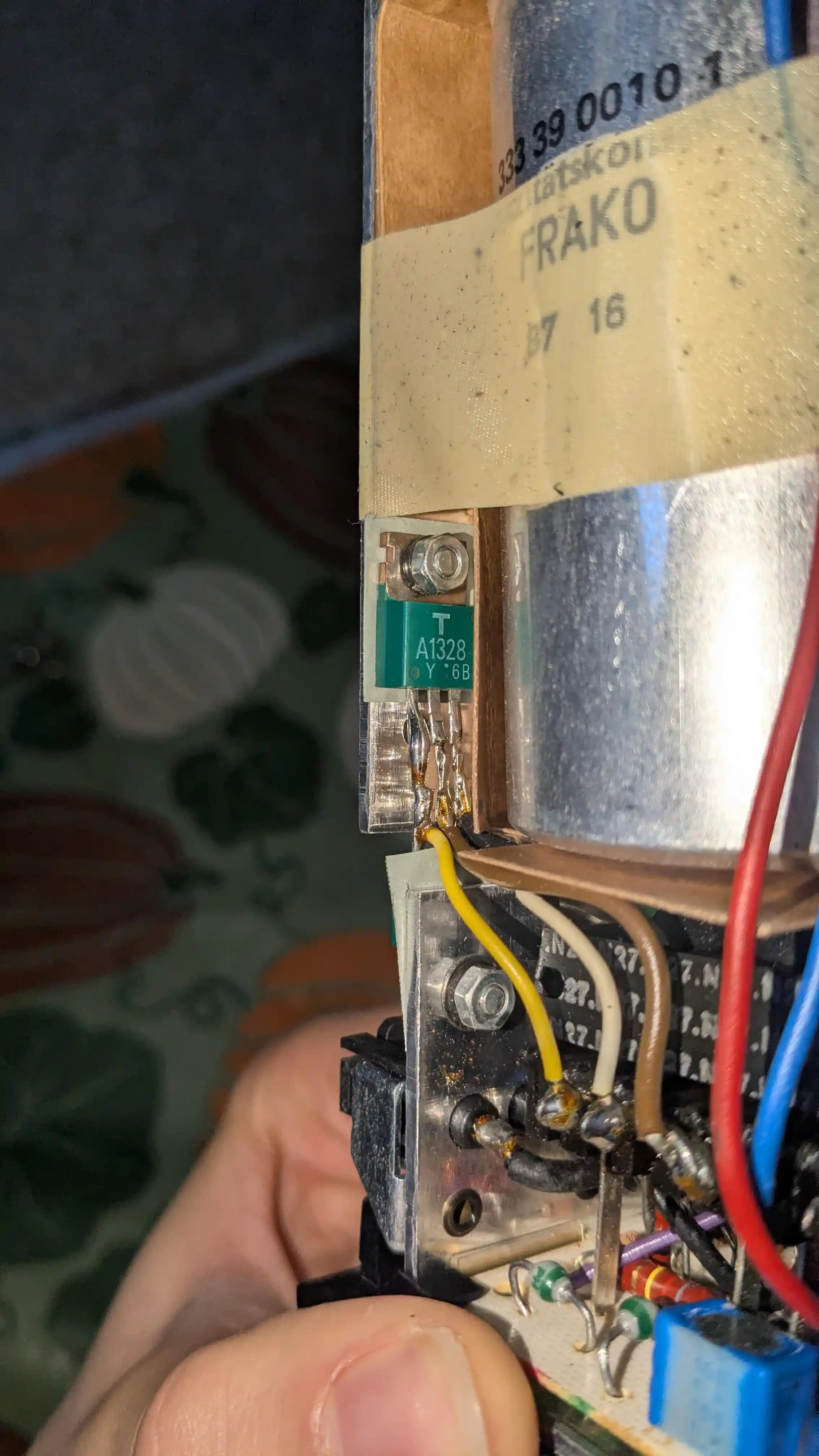 Elektronik Tarihinde Yeşil Transistörler ve Renklerin Fonksiyonel Rolü