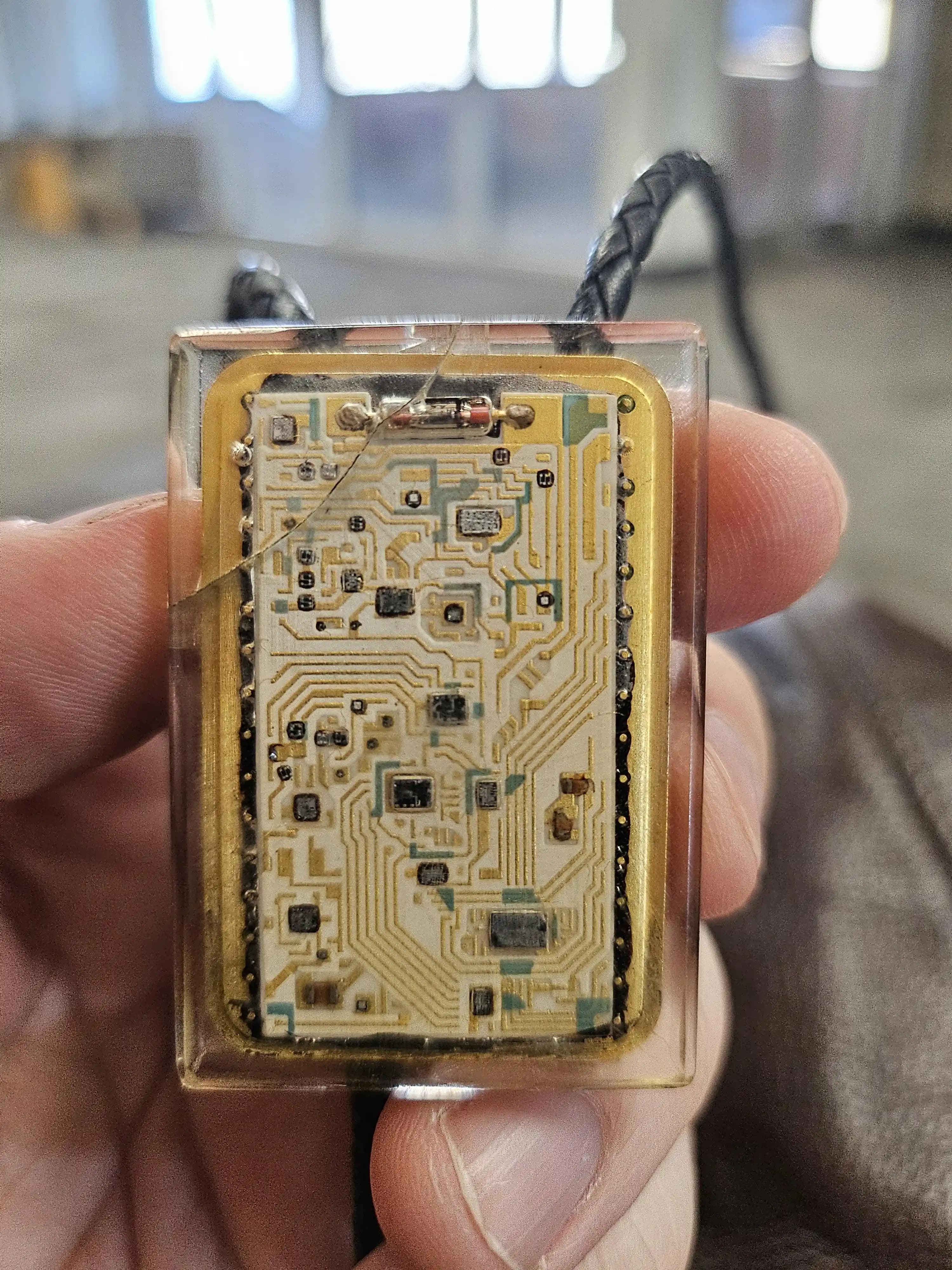 Hughes Aircraft Dönemi 1970-1990 Arası Askeri Hibrit Entegre Devre ve Chip Bolo Kravatı