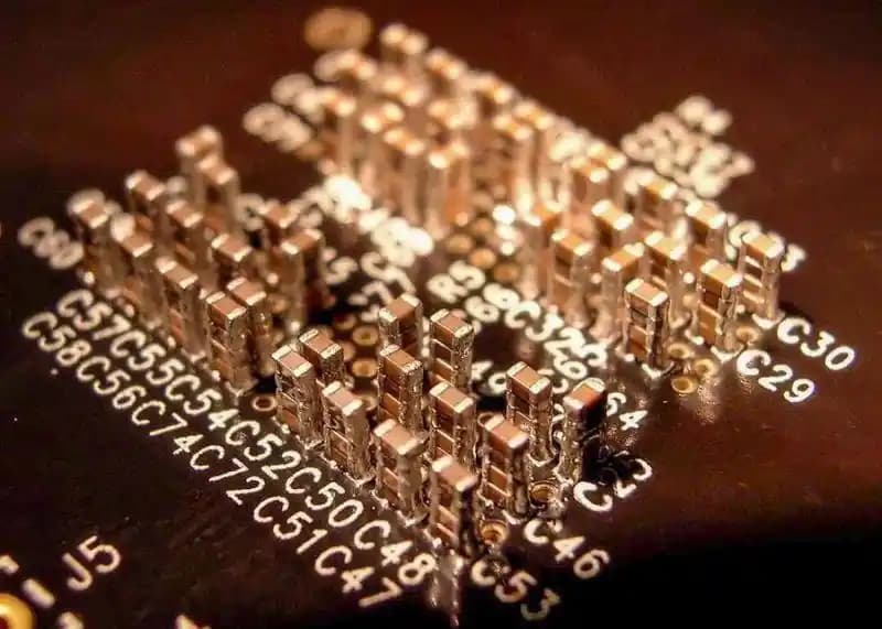 Sınırlı Alanlarda Düşük ESR Sağlamak İçin Kapasitör Yığma Tekniği ve Tasarım İpuçları