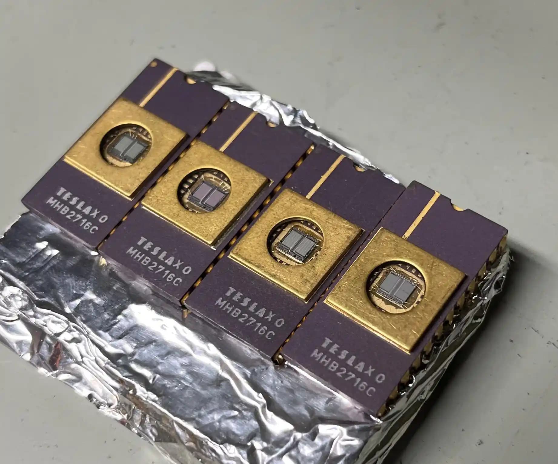 UV Silinebilir EPROM Çipleri ve TESLA'nın Elektronik Endüstrisindeki Rolü