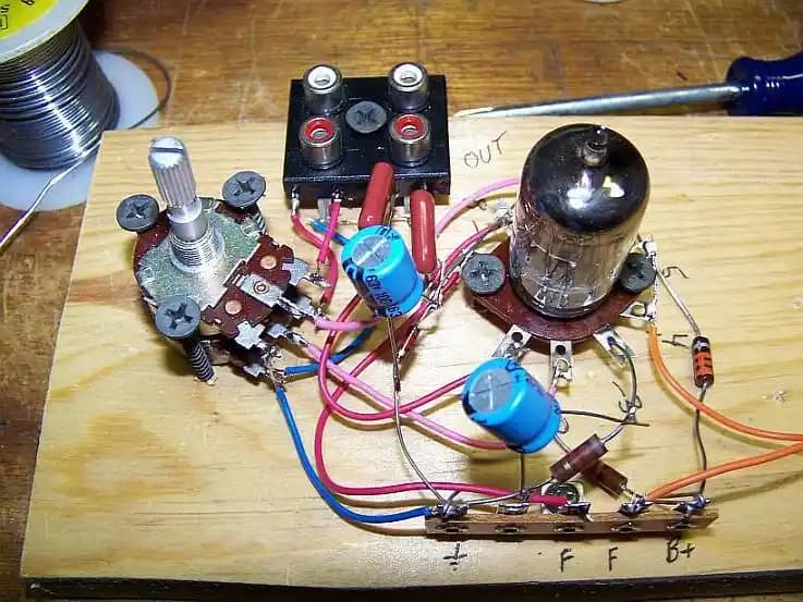 Vakum Tüp Devrelerinin Ahşap ve Metal Bağlantılarla Breadboard Üzerinde Prototiplemesi