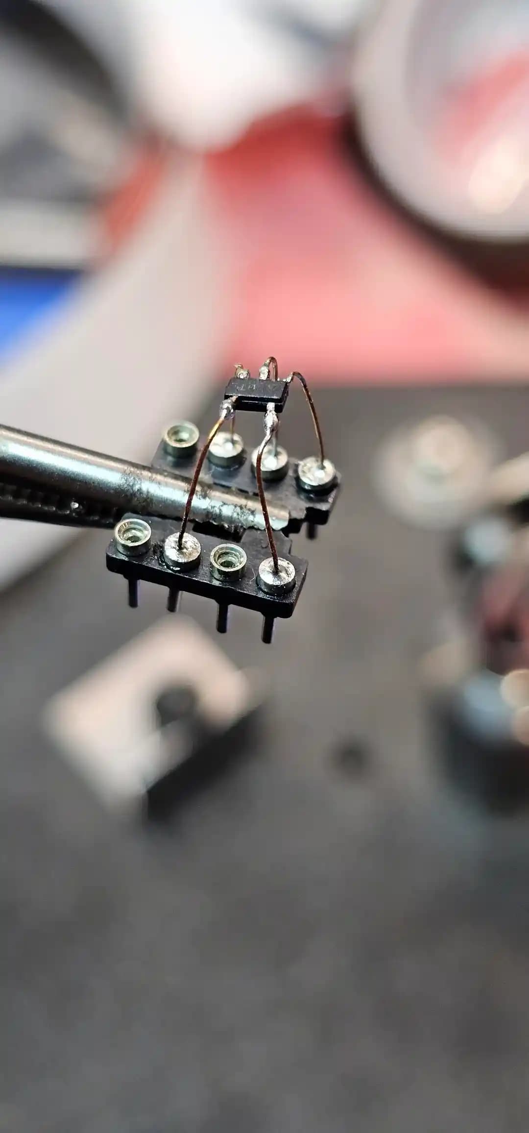 Yüzeye Monteli (SMT) Bileşenlerin DIP Soketlere Adaptasyonu ve Dead Bug Yöntemi