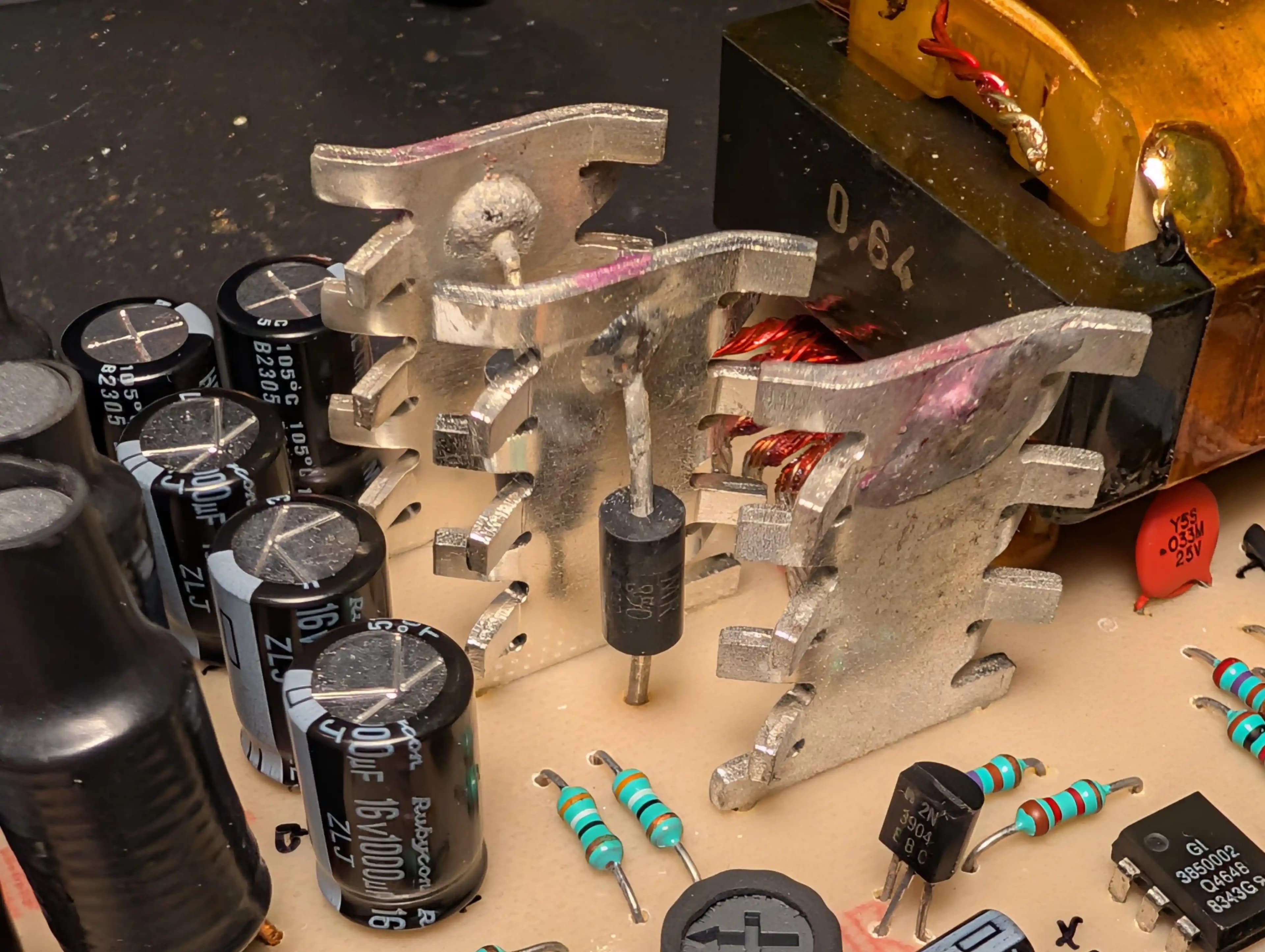 Apple IIe Güç Kaynağında Alüminyum Soğutuculu Diyot Kullanımı ve Isı Yönetimi Teknikleri