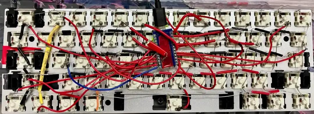 Elektronik Öğrencisinin El Yapımı Klavye Tasarımı ve Mikrodenetleyici Deneyimi