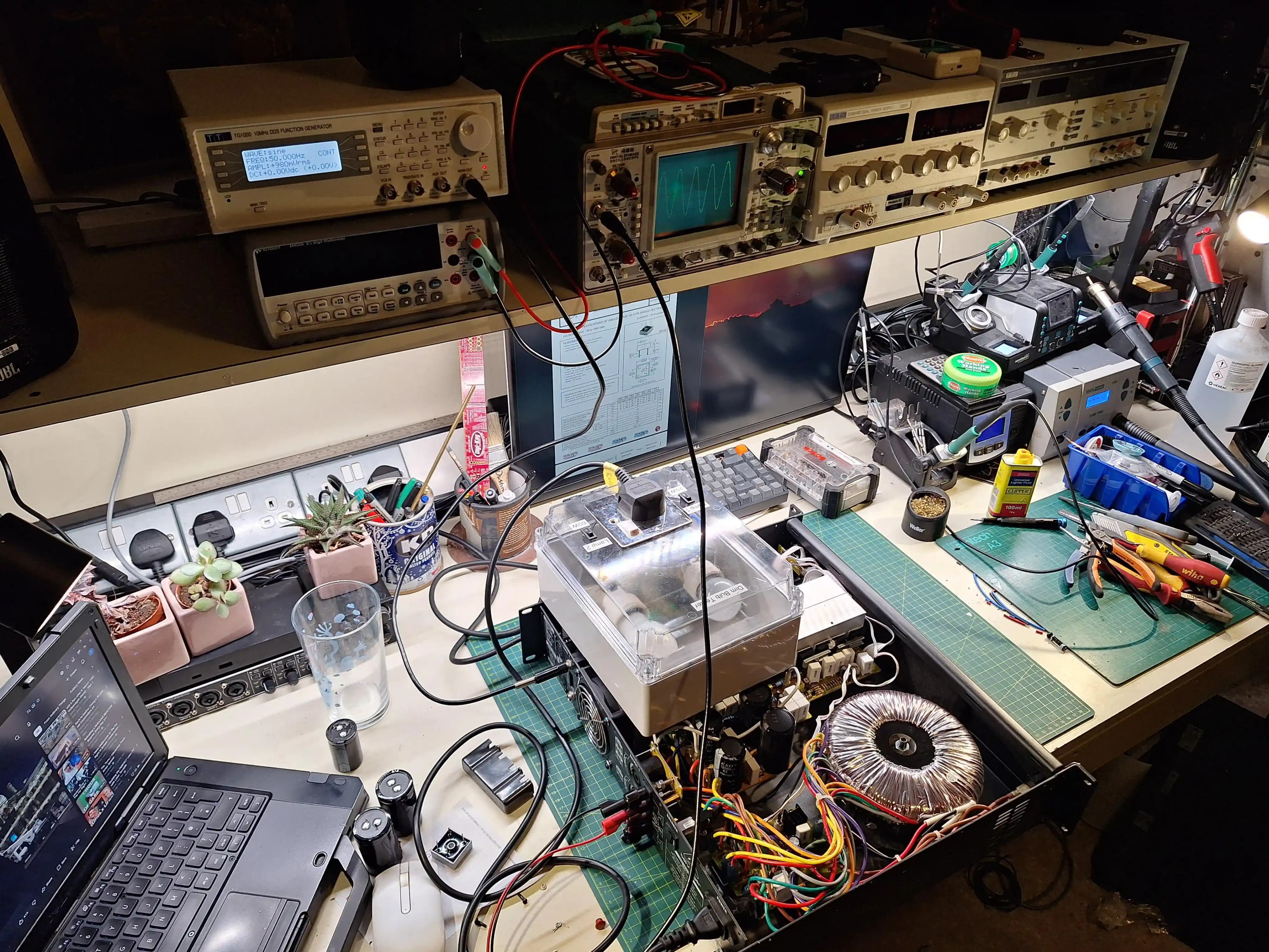 Profesyonel Elektronik Onarımında Kullanılan Ekipmanlar ve Çalışma Alanlarının Önemi