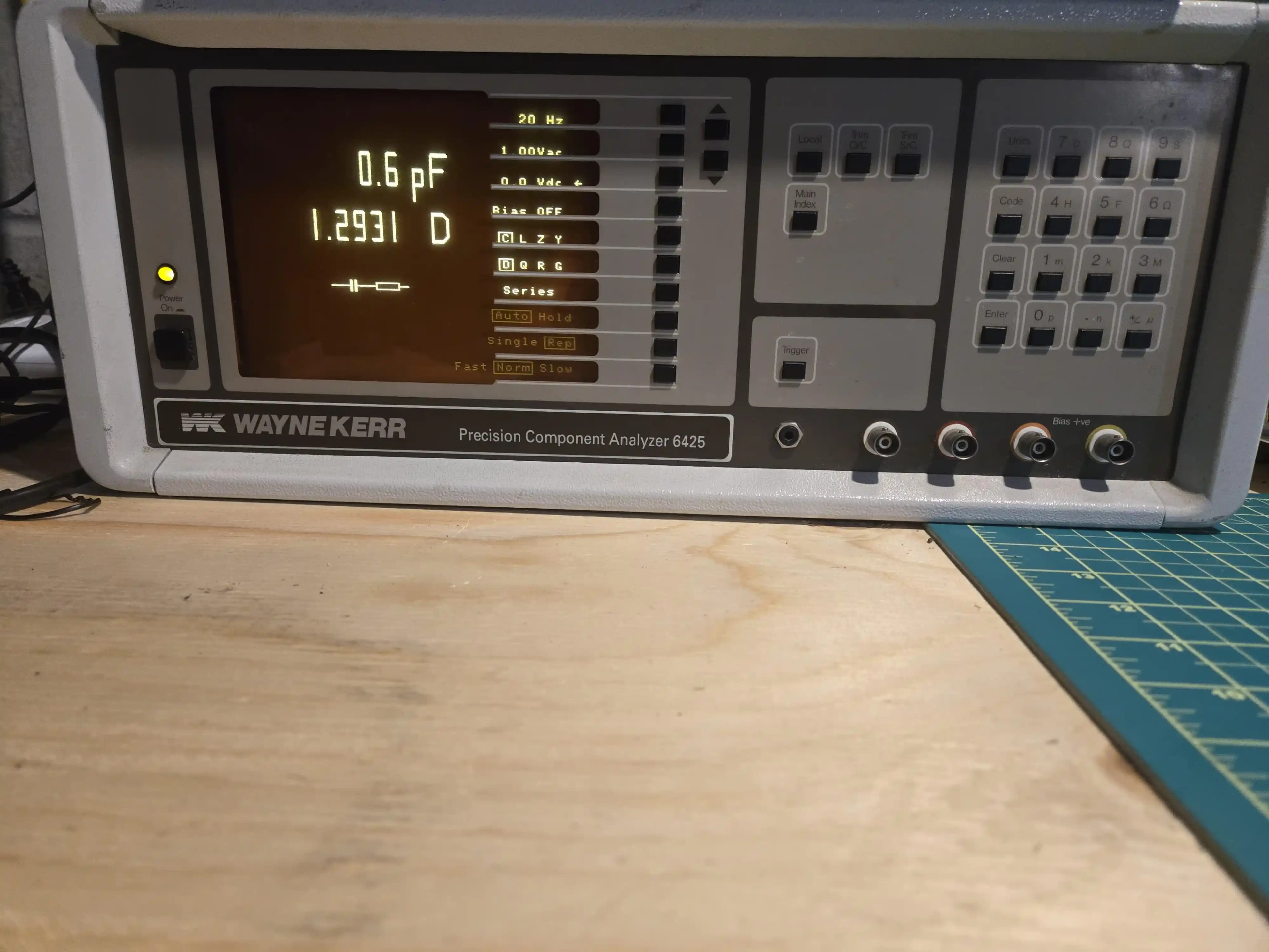 Wayne Kerr 6425 LCR Metre: Yüksek Hassasiyetli Elektronik Ölçüm Cihazının Teknik ve Tarihsel İncelemesi