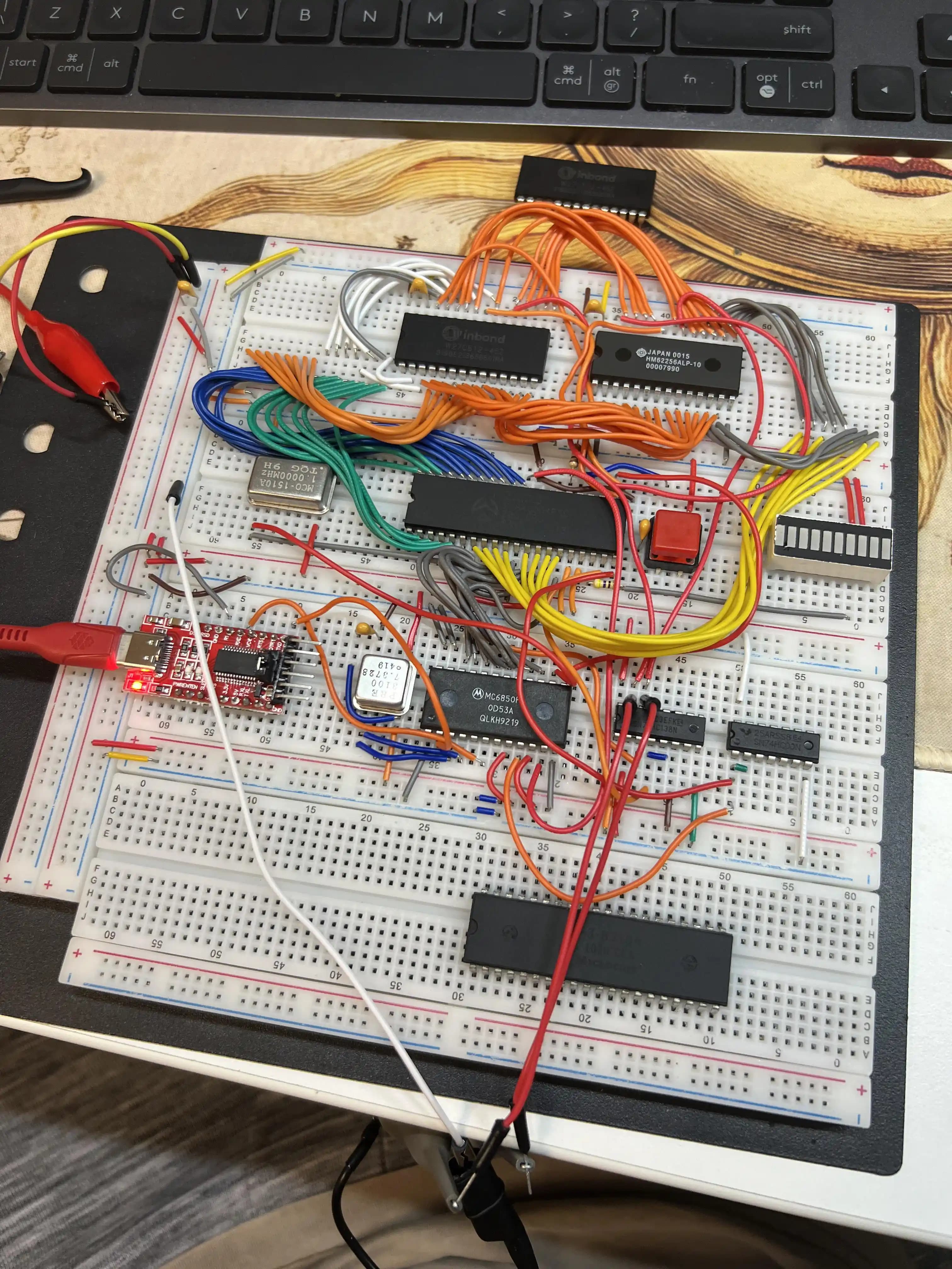 Z80 Tabanlı Bilgisayar Klonunda Güç ve Toprak Bağlantılarının Önemi ve Hata Ayıklama Süreci