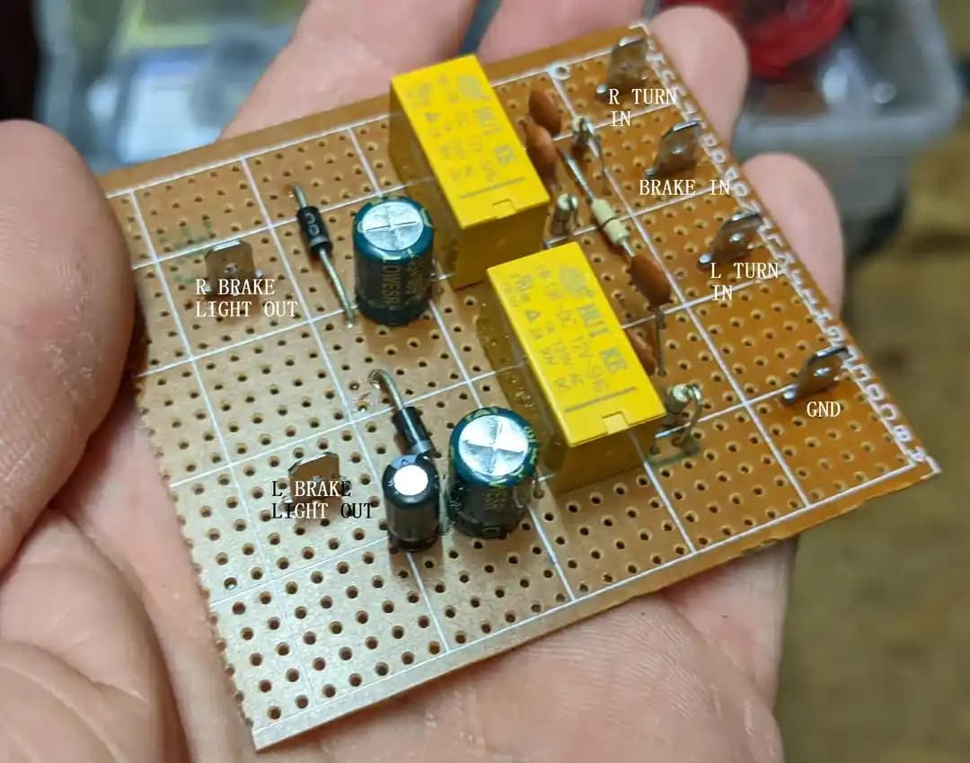 3 Tellerden 2 Tellere Dönüşüm: Araç Sinyal ve Fren Lambası Kombinasyon Devresi Tasarımı