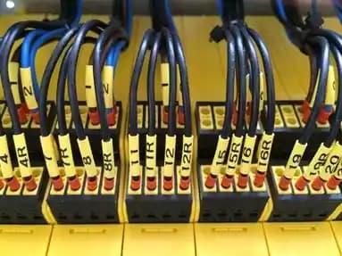 Elektronik Sektöründe Kablo Etiket Makinesi Kullanımının Önemi ve Seçim Kriterleri