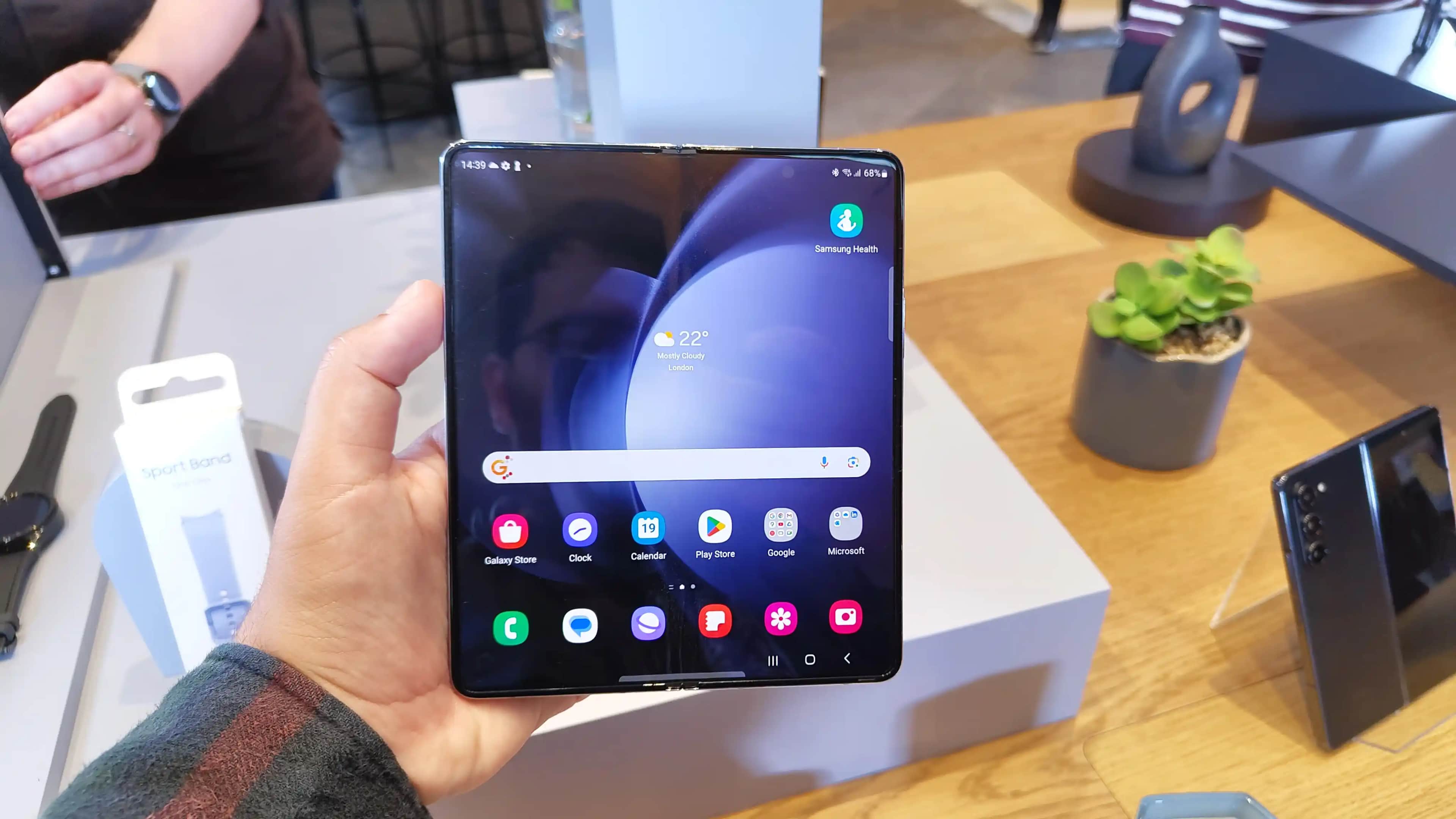 Galaxy Z Fold 5 İncelemesi: Yenilikler, Sorunlar ve Gelecek Teknolojiler