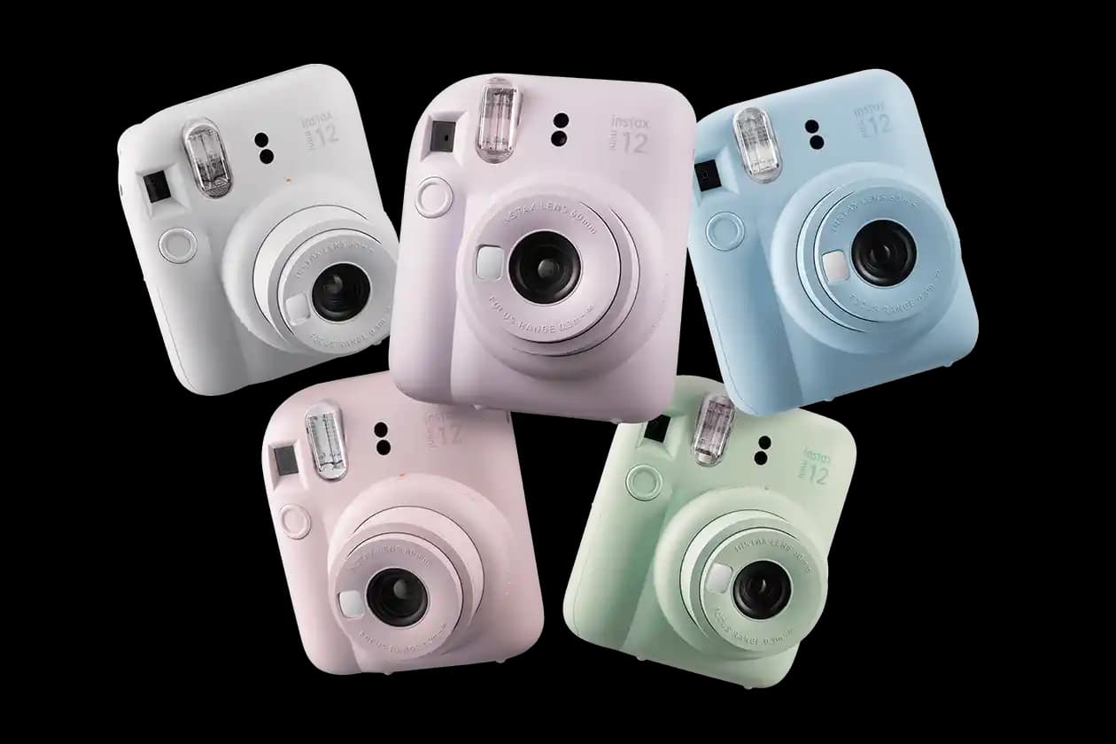 Instax 12: Modern Teknolojiyle Nostaljik Anılarınızı Güvenle Yakala
