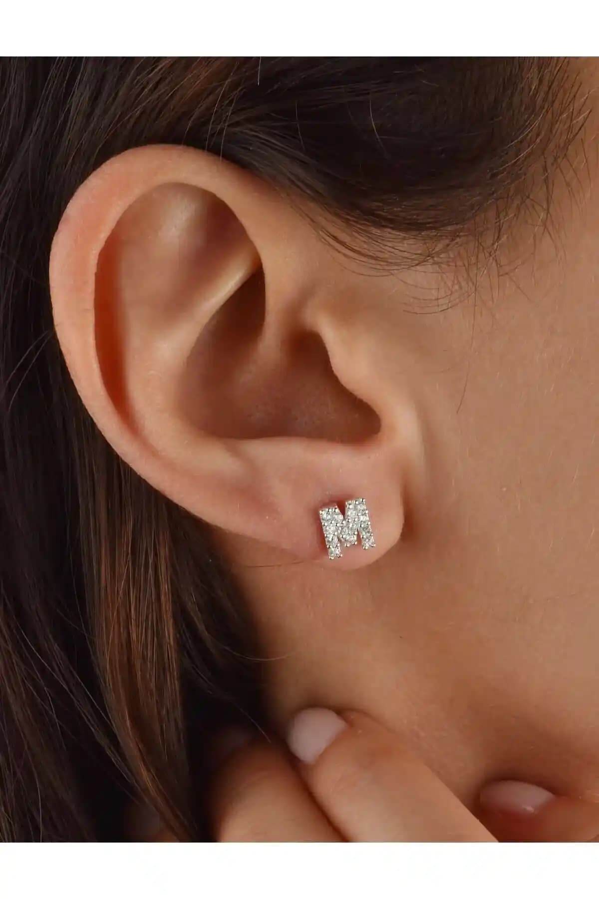 925 Ayar Gümsü Tekli Küpe ve A Harfi Tasarımı Kalite ve Dayanıklılık