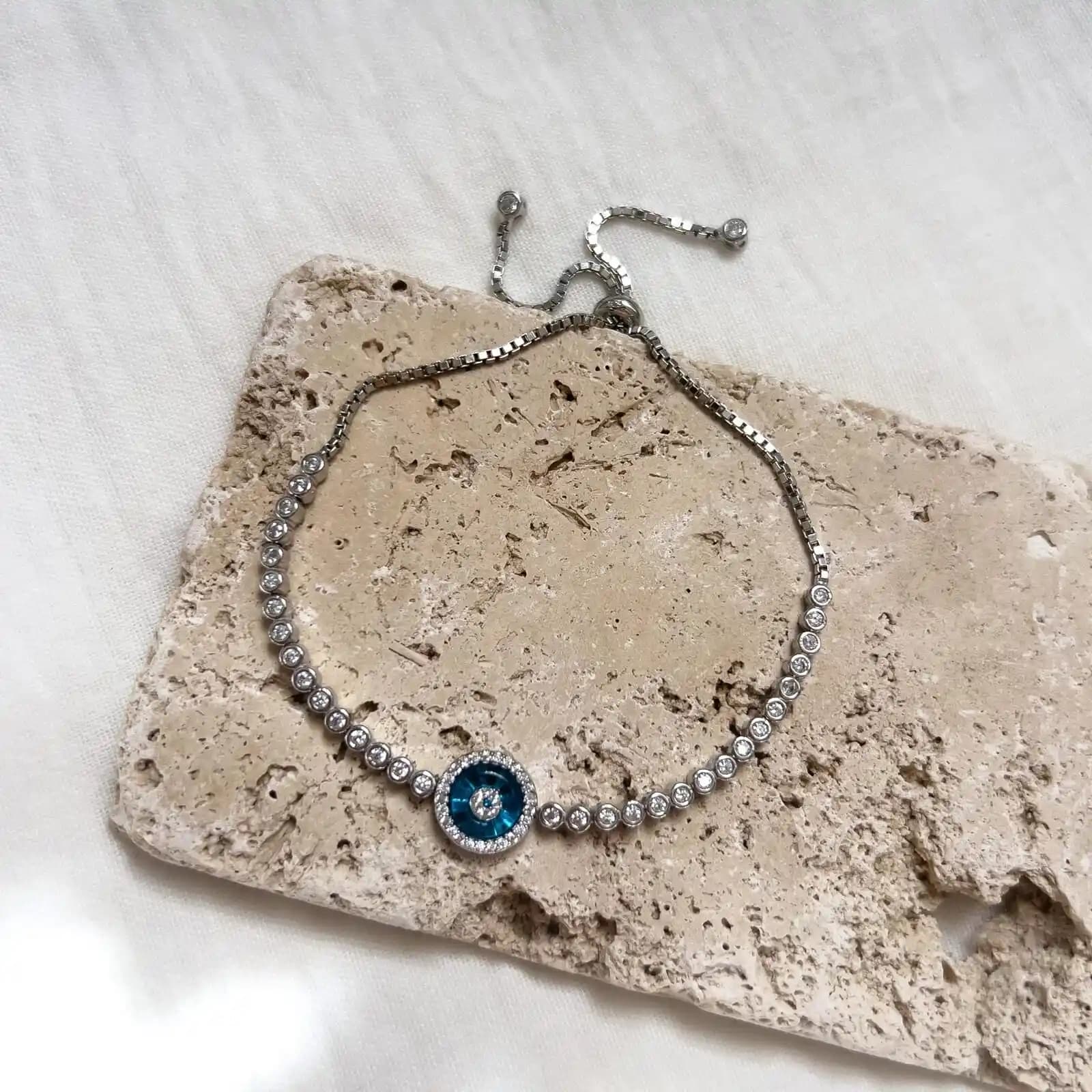 925 Ayar Gümüş Taşlı Nazar Boncuklu Takıların Özellikleri ve Kullanım Alanları