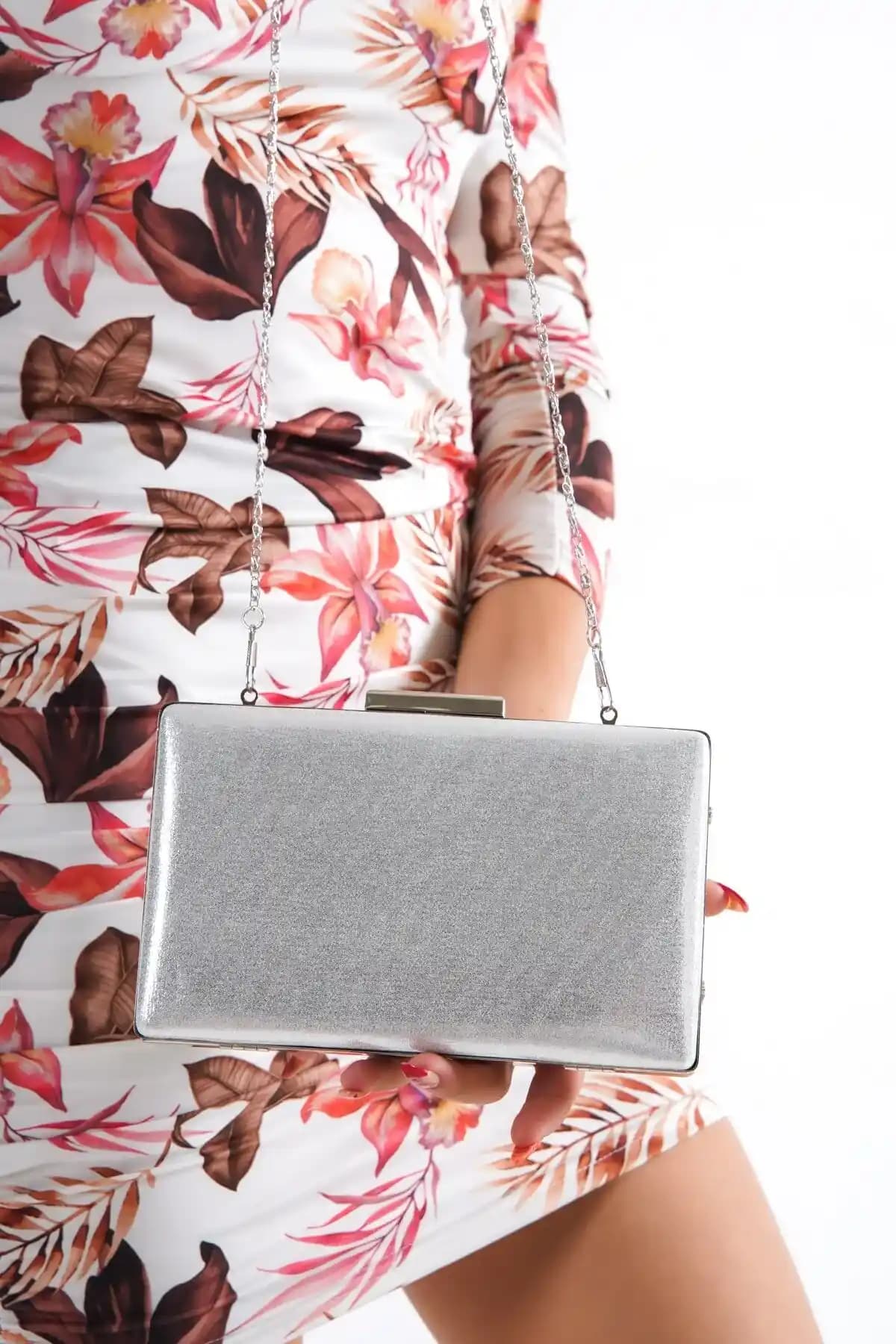 Abiye Güç Taşlı Çapraz Çanta: Zarafet ve Fonksiyonelliğin Modern Buluşması