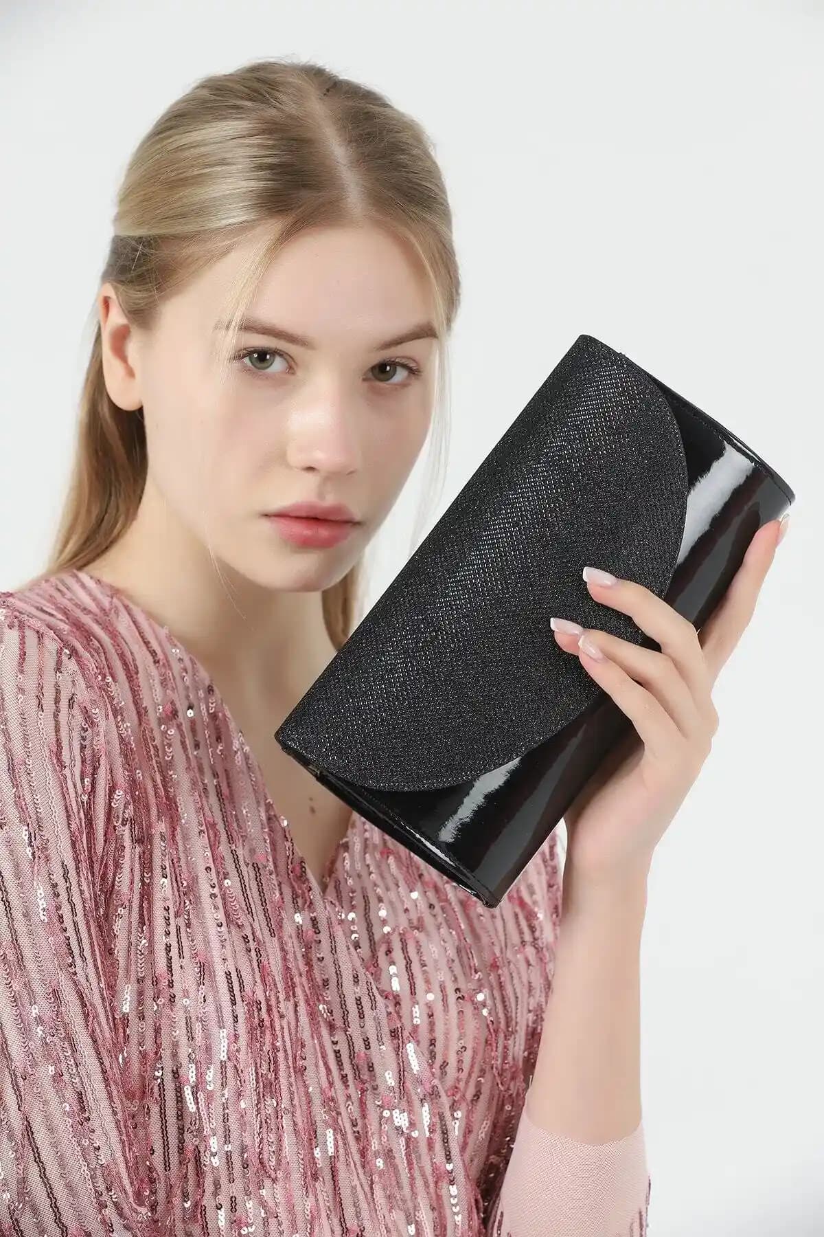 Abiye ve Rugan Simli Çantalar: Şıklık ve Fonksiyonelliğin Modern Buluşması