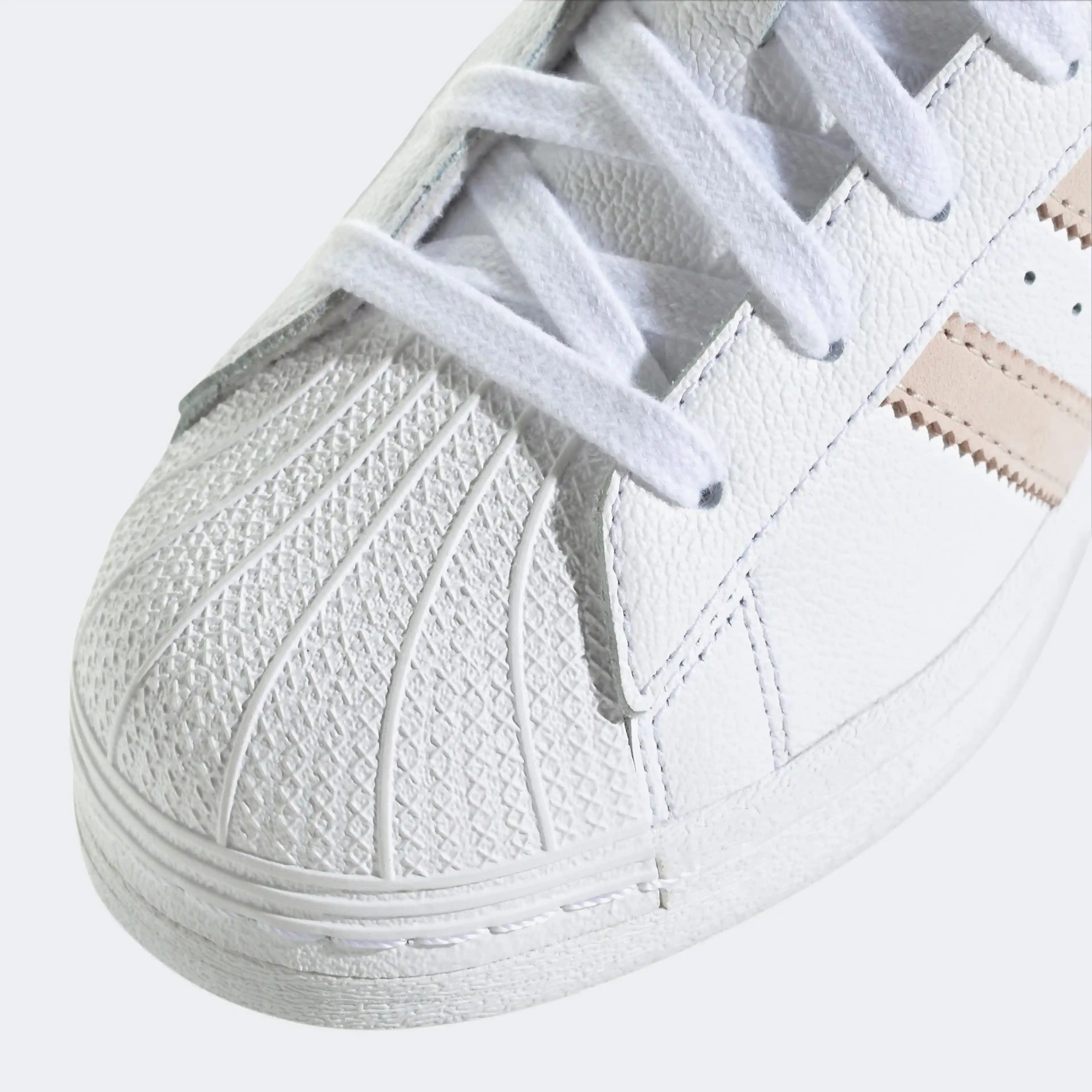 Adidas Superstar Kadın Ayakkabısı: Konfor ve Şıklığı Bir Arada Sunan Popüler Model