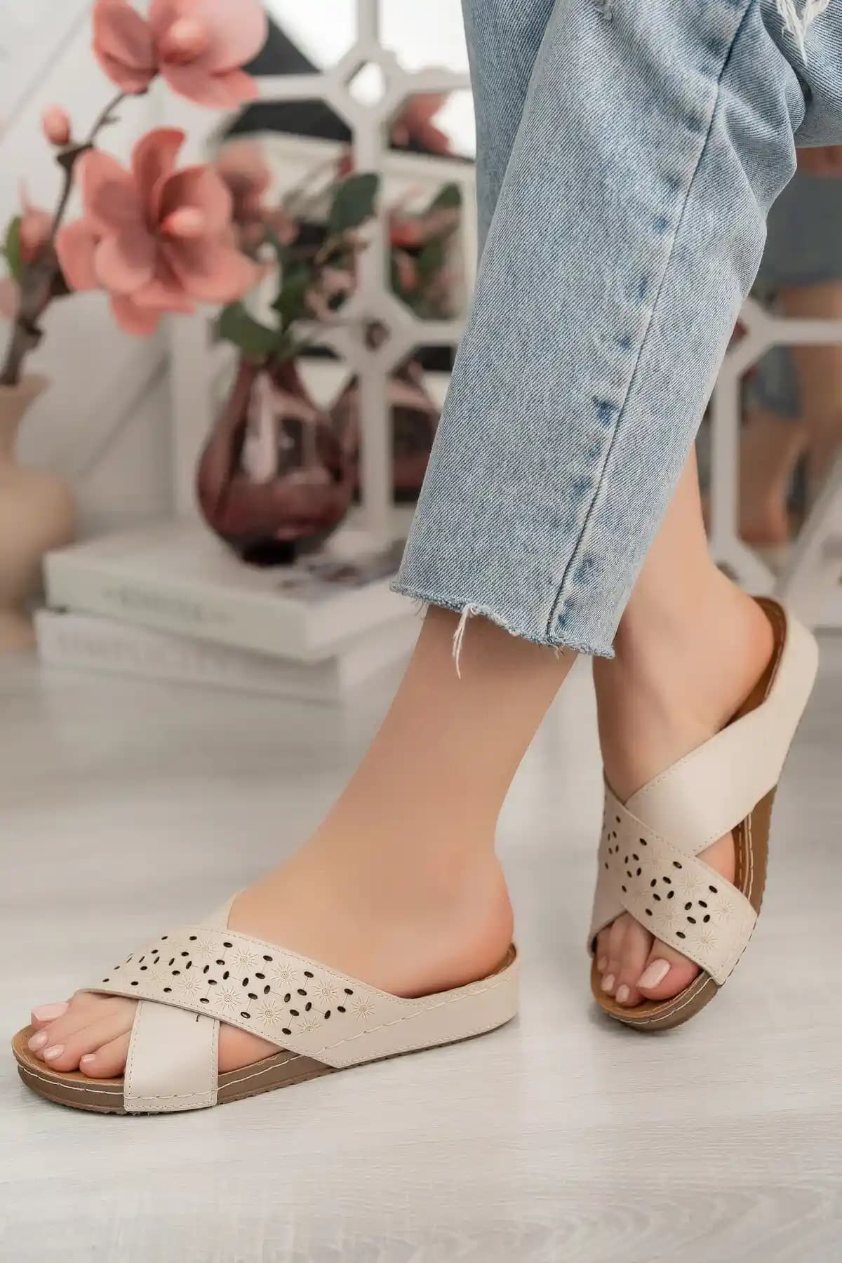 Anatomik Kadın Terlikleri: Konfor ve Sağlık Odaklı Tasarımlar ve Günlük Kullanım Avantajları