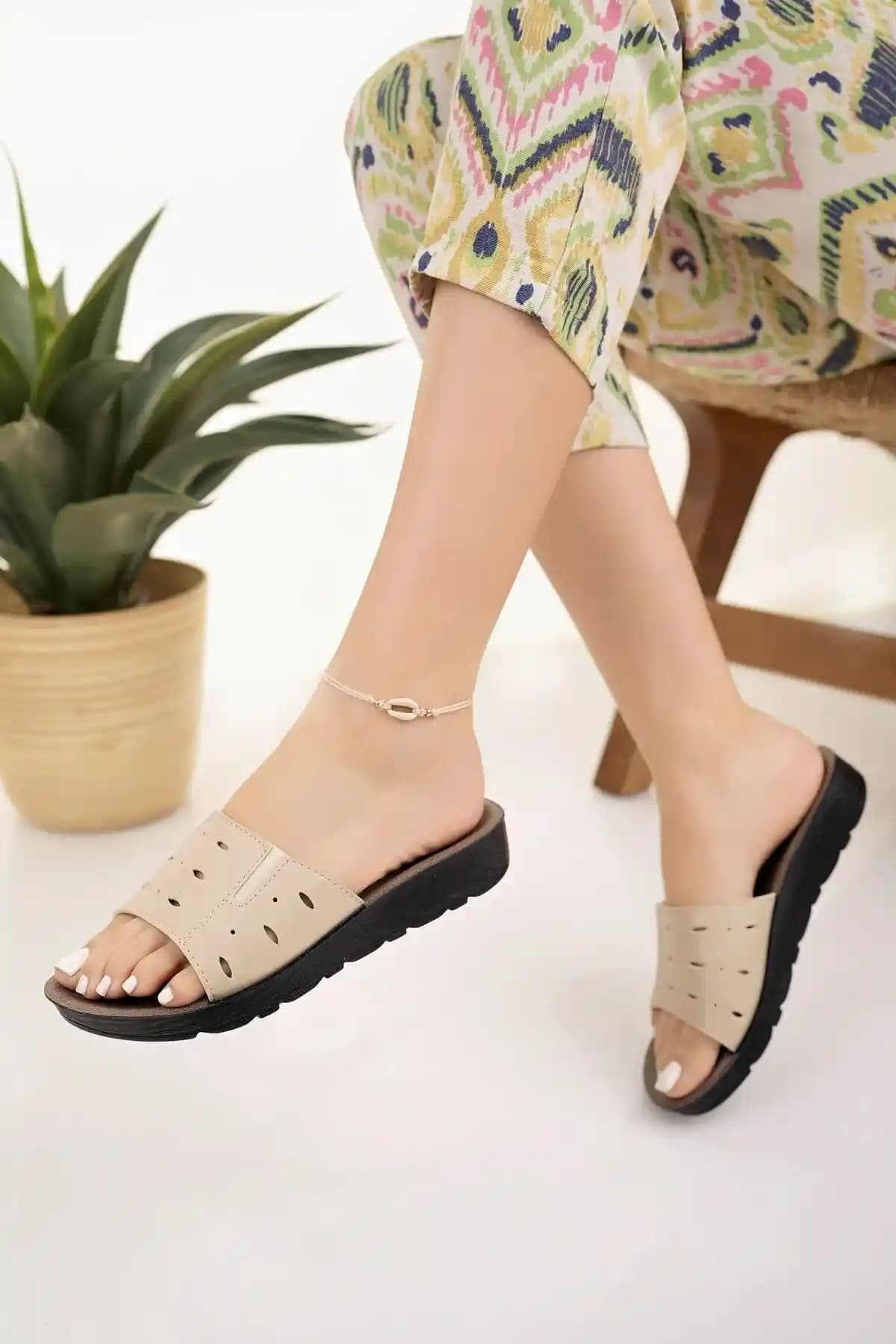 Anatomik Yazlık Kadın Terlikleri: Konfor ve Sağlık Sunan Modern Tasarımlar