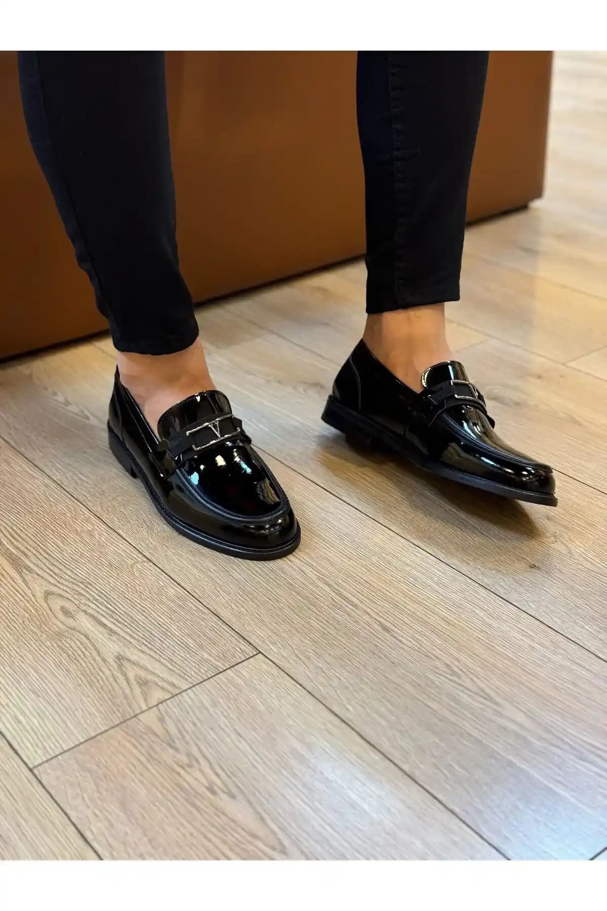 Ayakkabı Bakımı ve Parlatma Yöntemleri: Uzun Ömür ve Şıklık İçin İpuçları