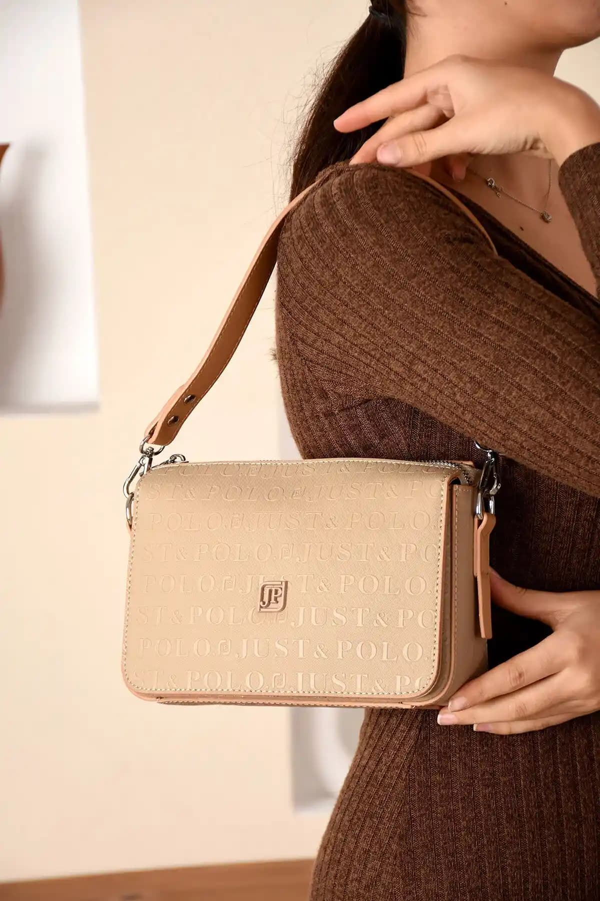 Baguette Omuz Çantası: Renk Seçenekleri ve Kadınlar Üzerindeki Etkisi