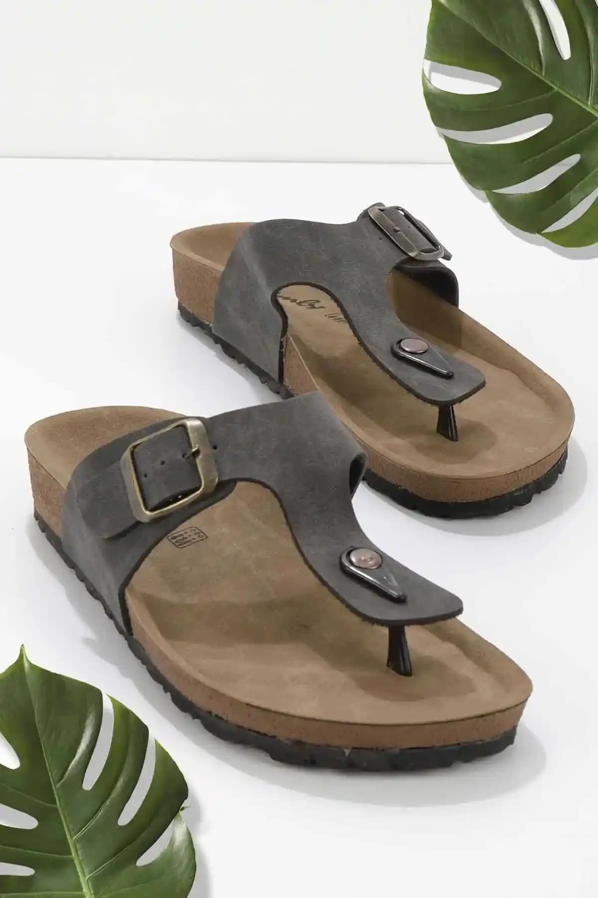 Bambi Nubuk Kadın Terlikleri: Şıklık ve Rahatlığı Bir Arada Sunan Günlük Kullanım Terlikleri