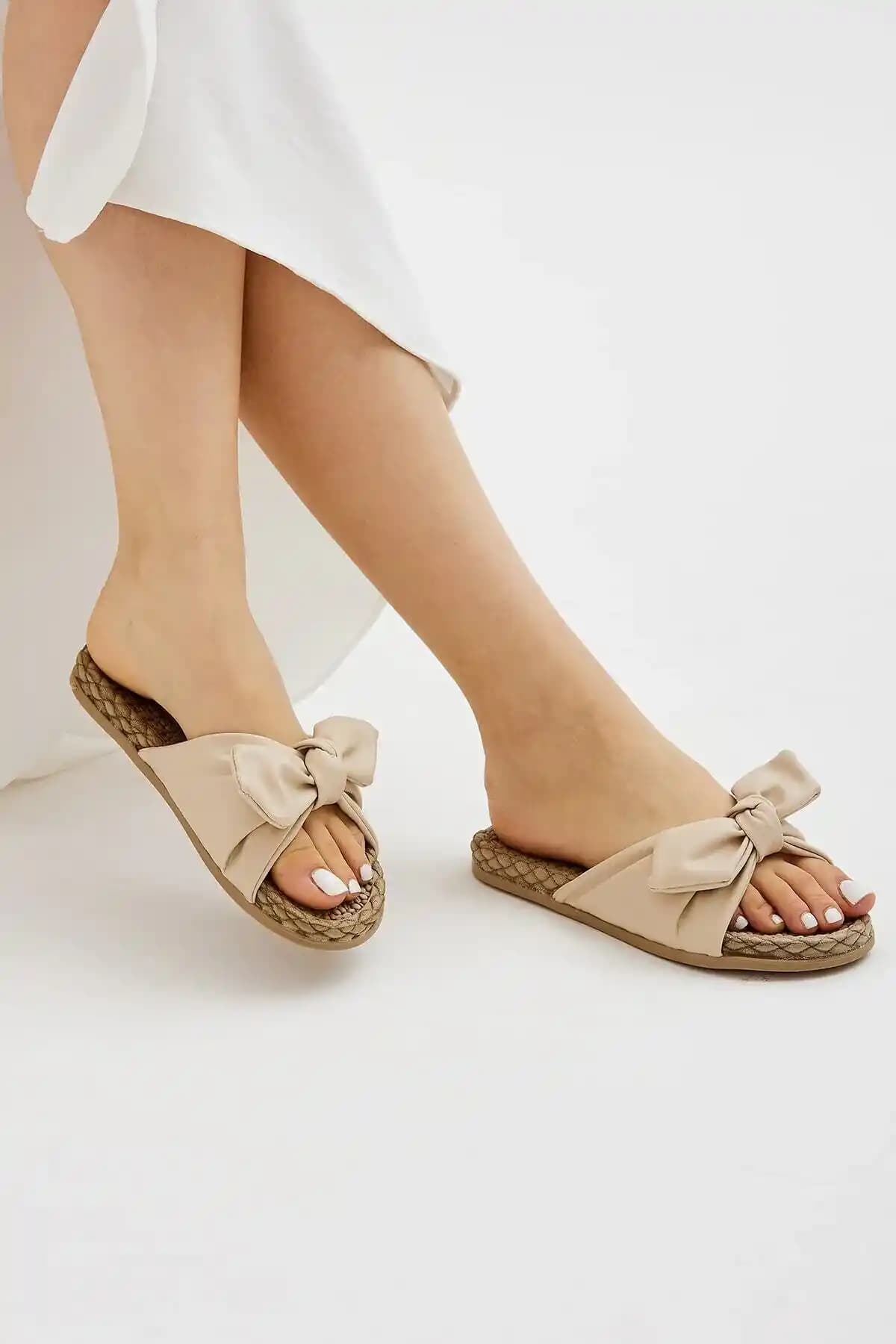 Bej Renk Fiyonk Aksesuar Kadın Terliği: Güncel Moda ve Tasarımın Buluşma Noktası