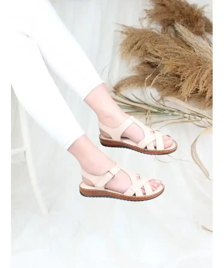 Bej Renk Günlük Kadın Sandaletleri: Şıklık ve Konforun Birleştiği En İyi Seçenekler