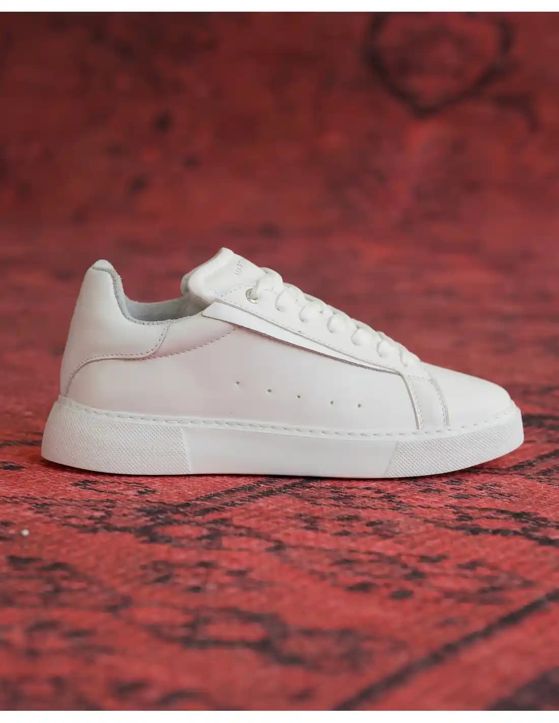 Beyaz Erkek Ayakkabılarında Modern Tasarım Trendleri ve Stil Önerileri