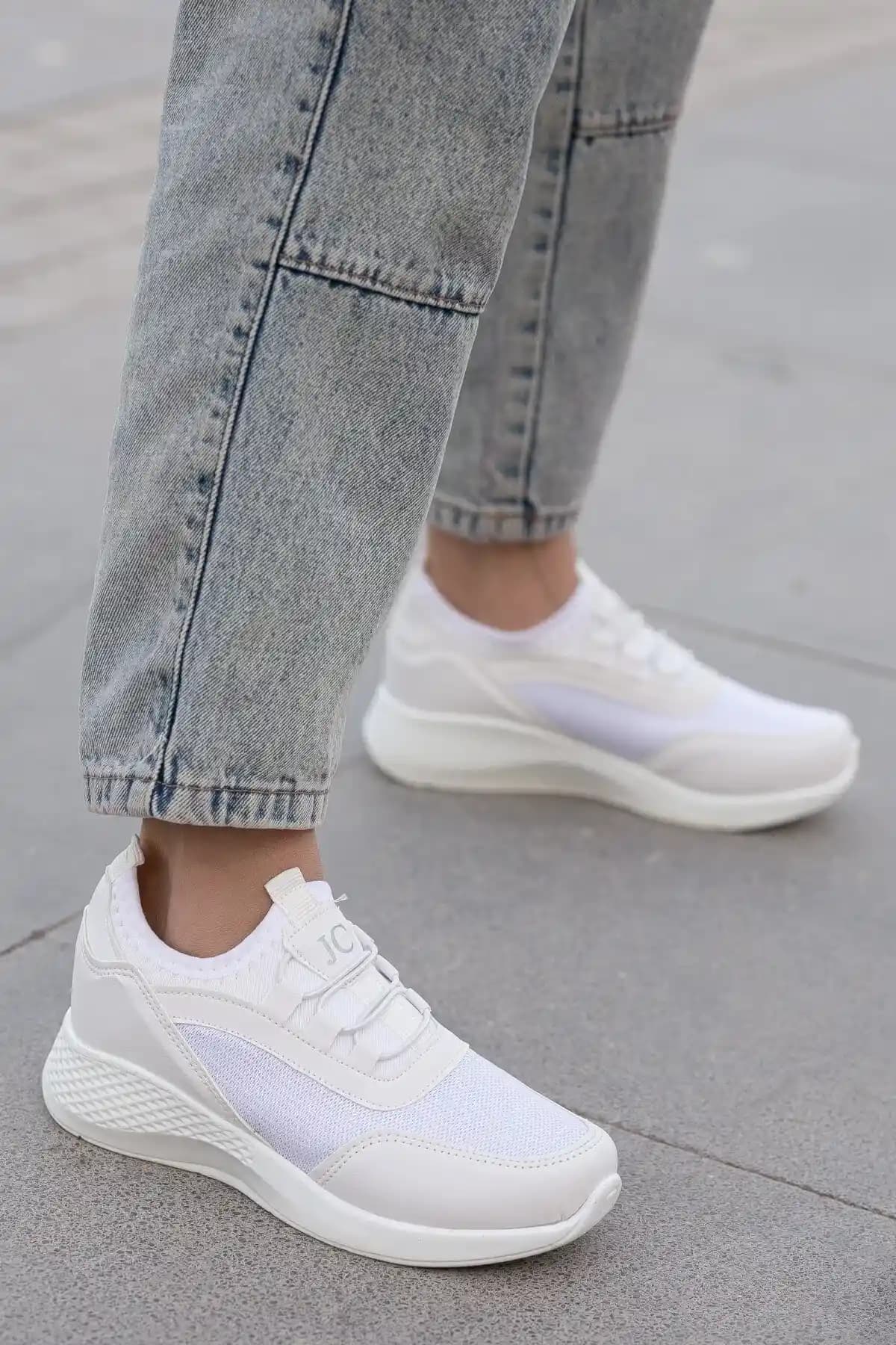 Beyaz Kadın Sneaker’lar Konfor ve Şıklığı Bir Arada Sunan Modern Tasarımlar