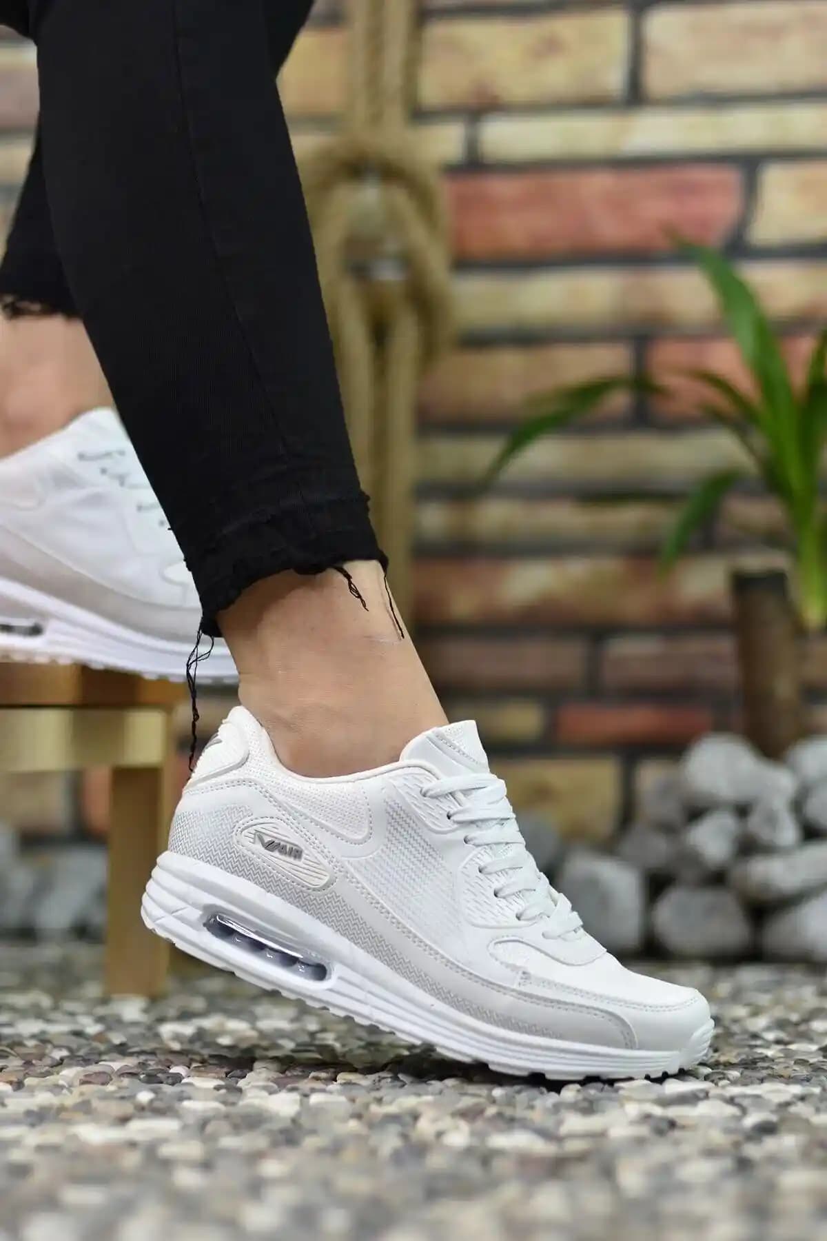 Beyaz Sneakers Seçerken Dikkat Edilmesi Gereken Temel Kriterler ve Güncel Trendler