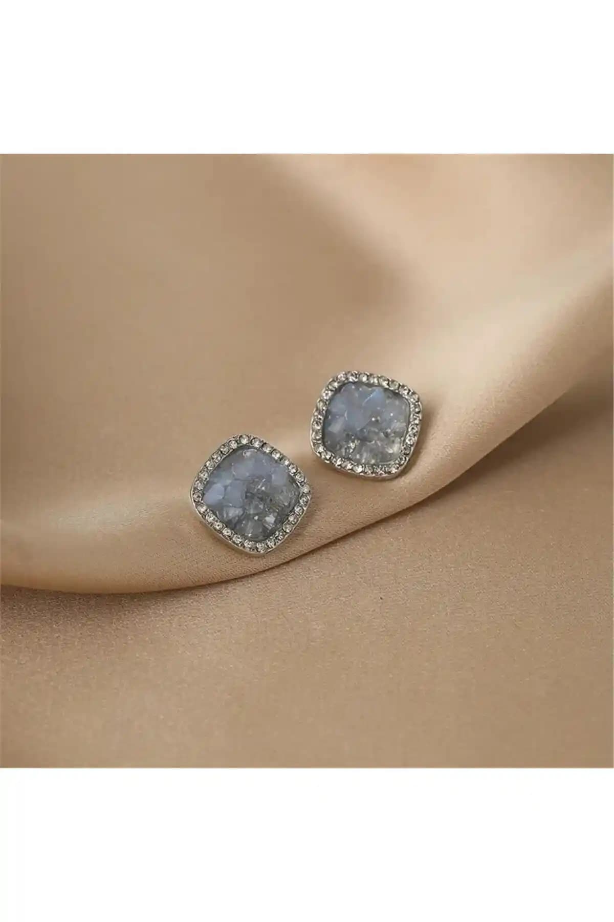 Beyaz ve Mavi Renk Seçenekleriyle Aksesuar Dünyası ve Moda Uyumları