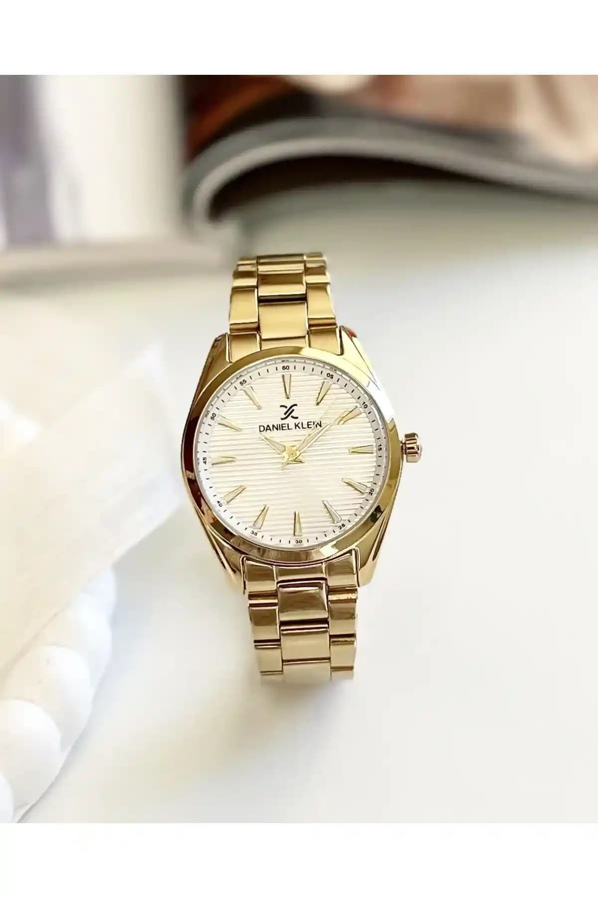 Daniel Klein Gold Renk Kadın Saatleri: Şıklık ve Dayanıklılığın Buluşması