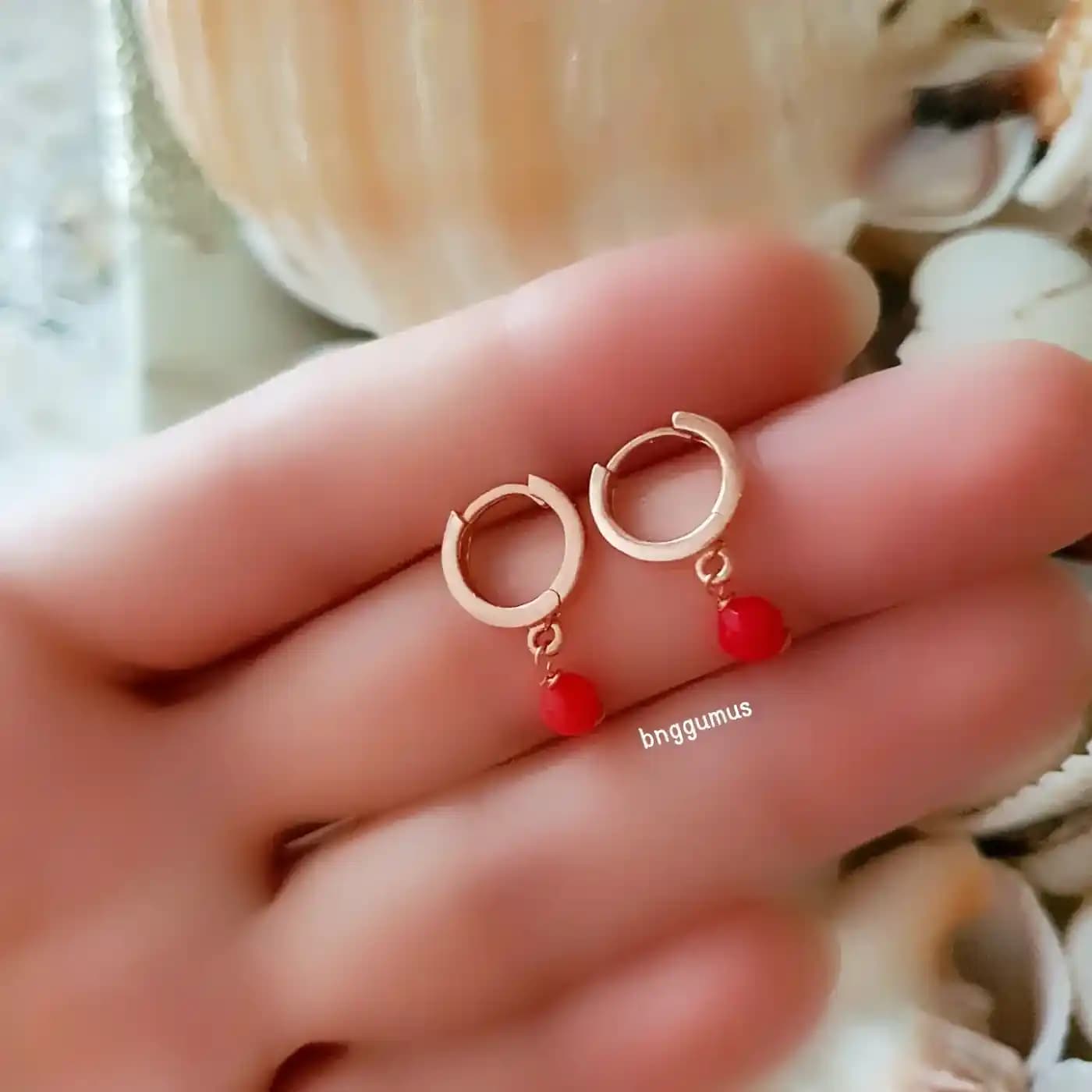 Dayanıklı ve Minimal Tasarıma Sahip Küpe Seçenekleri Hakkında Detaylı Analiz