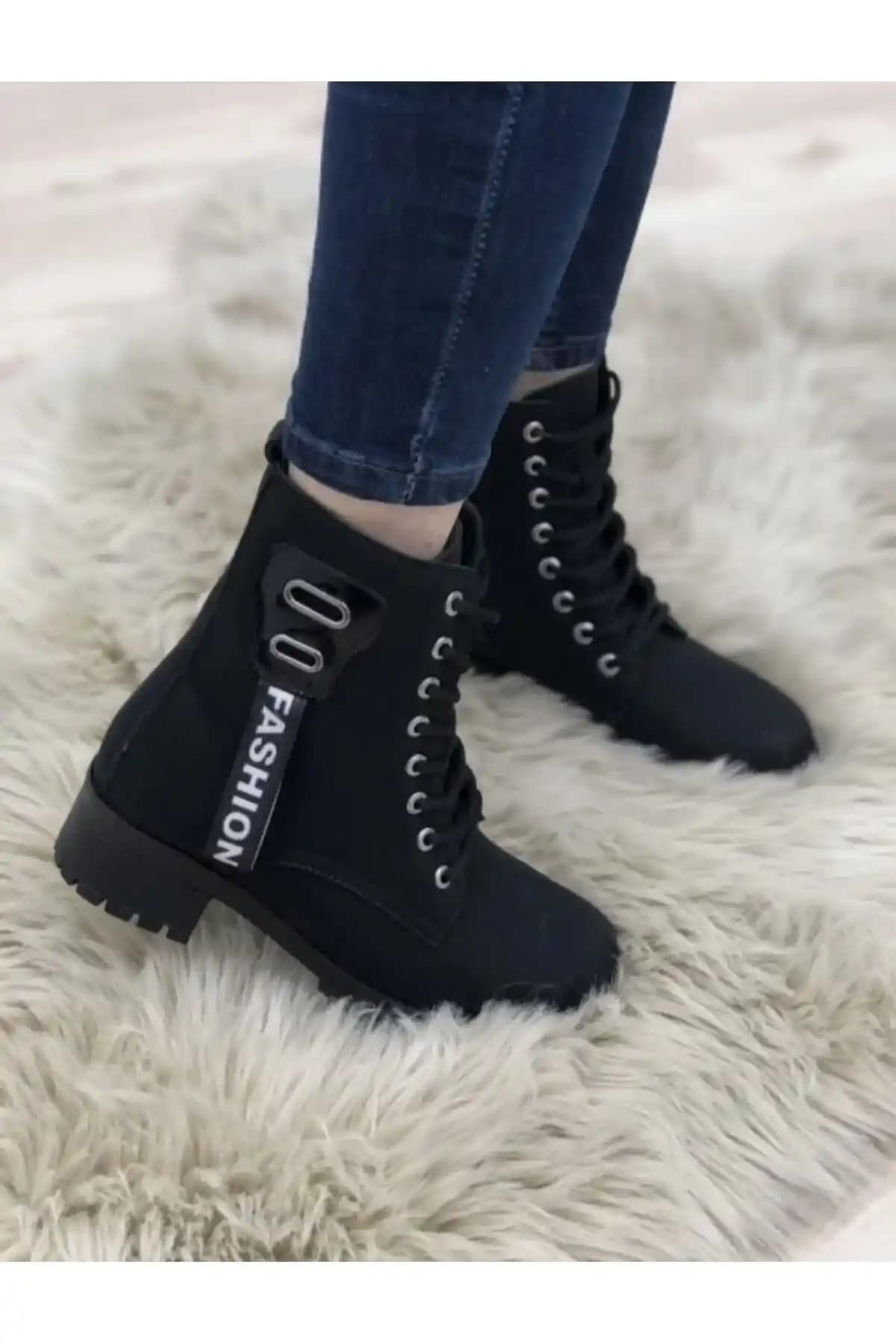 Dayanıklı ve Modern Kadın Botları: Tasarım ve Malzeme Özellikleri