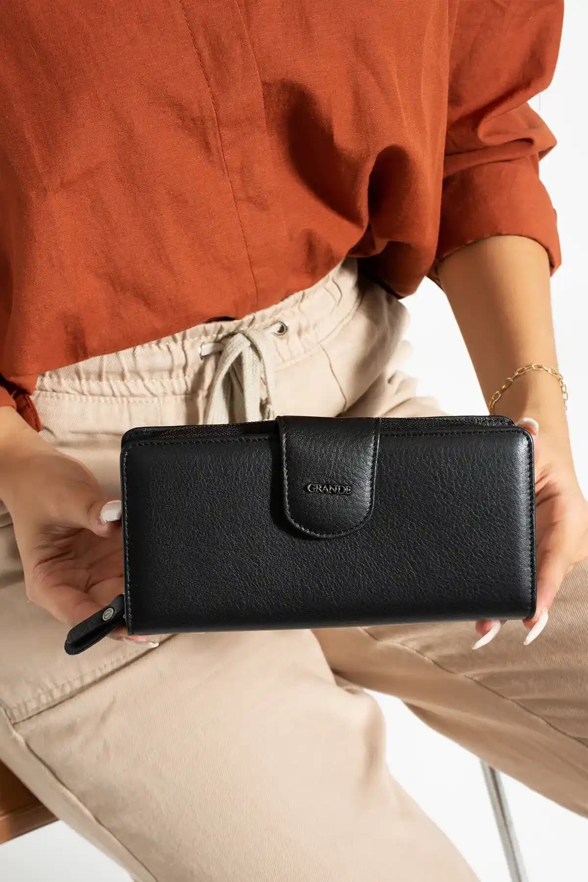 DeFacto Grande Hakiki Deri Kadın Kartlık: Şıklık ve Fonksiyonellik Bir Arada