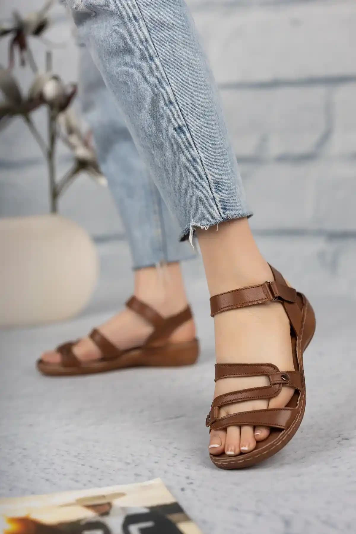 Deri Ortopedik Kadın Sandaletleri: Sağlık ve Şıklığın Uyumunu Sunan Modeller