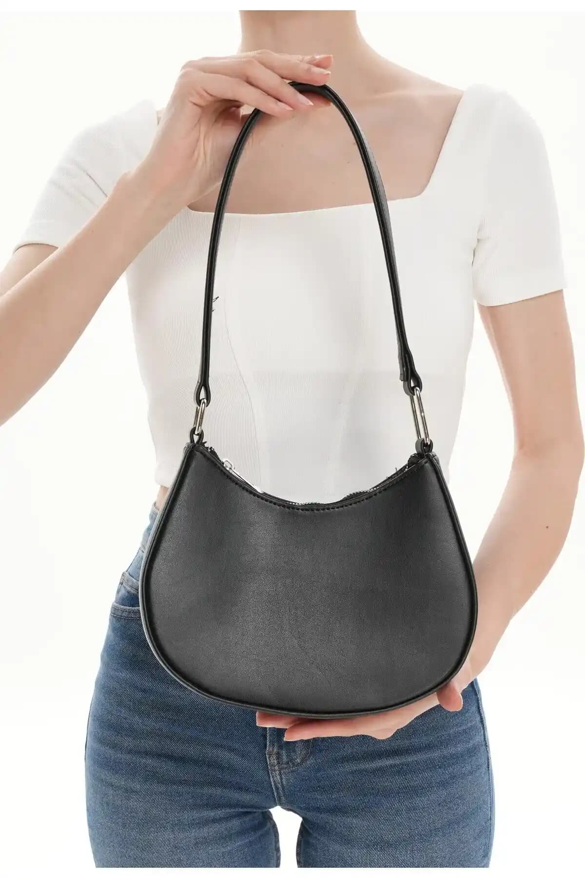 Deri Siyah Baget Omuz Çantası: Şıklık ve Fonksiyonellik Bir Arada