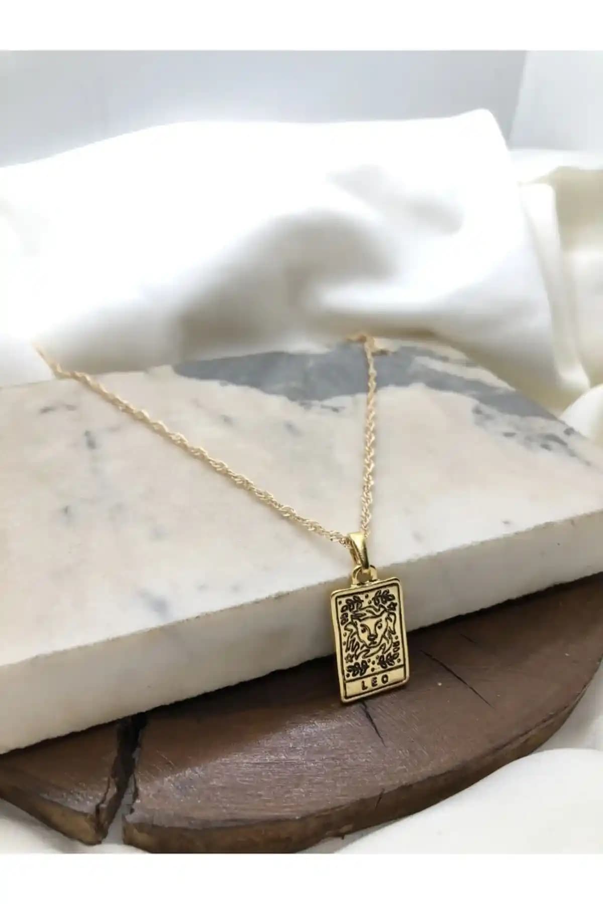 Dikdörtgen Formda Altın Kaplama Takılar: Şıklık ve Uygun Fiyatın Buluşması